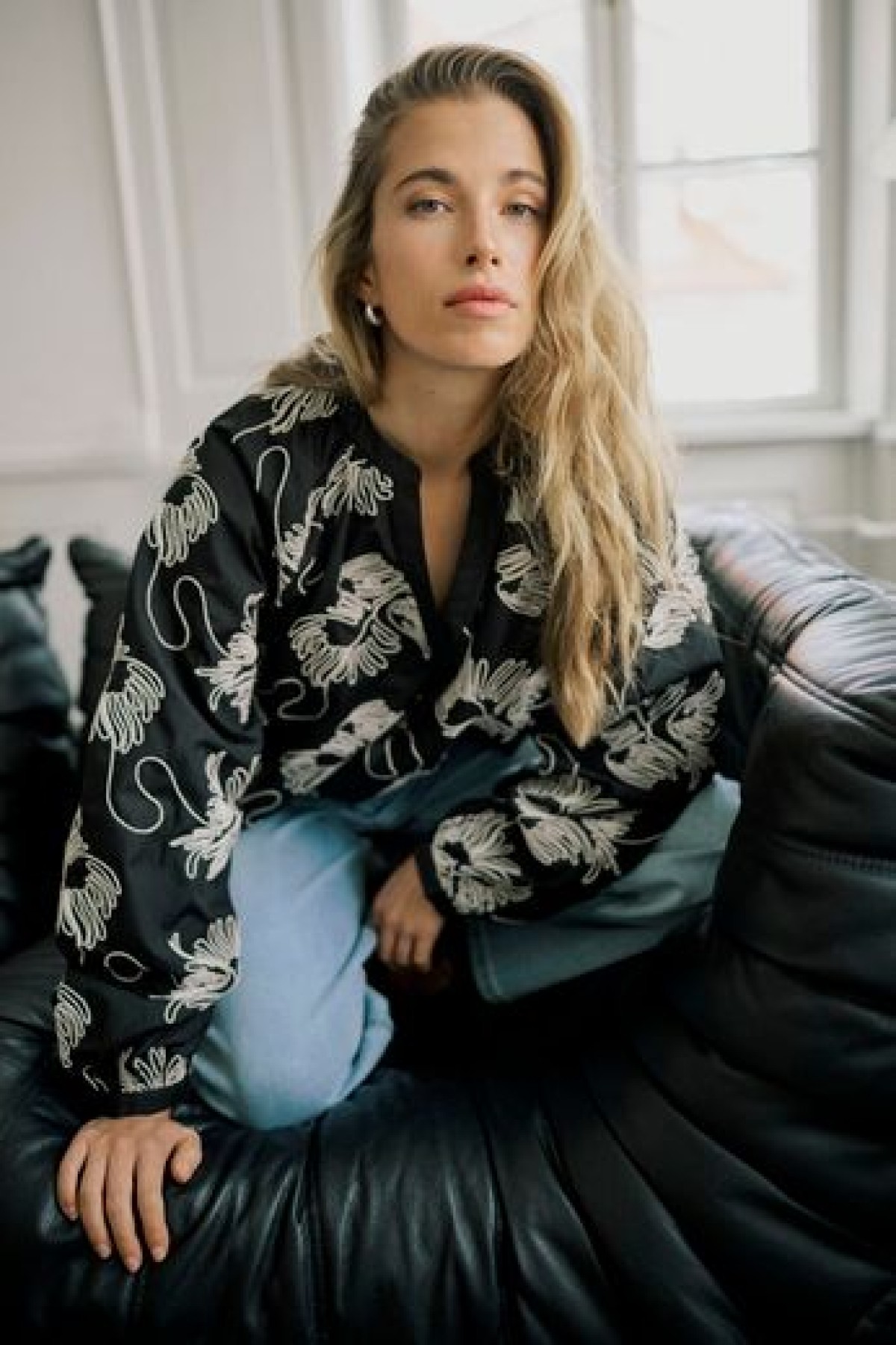 Long sleeves blouse with a V-neckline