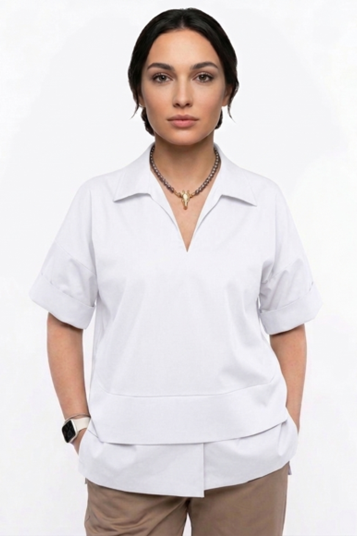 Κοντομάνικη μπλούζα με γιακά. Για total look συνδύασε την με το παντελόνι από την ίδια συλλογή.