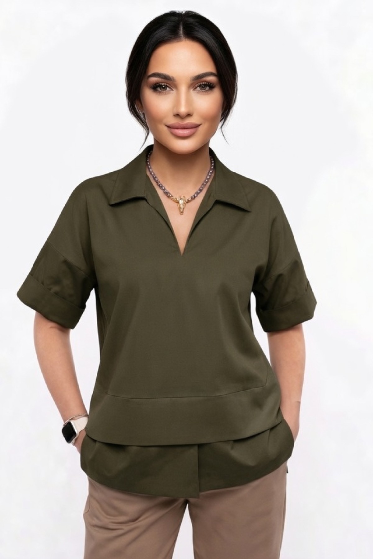 Κοντομάνικη μπλούζα με γιακά. Για total look συνδύασε την με το παντελόνι από την ίδια συλλογή.