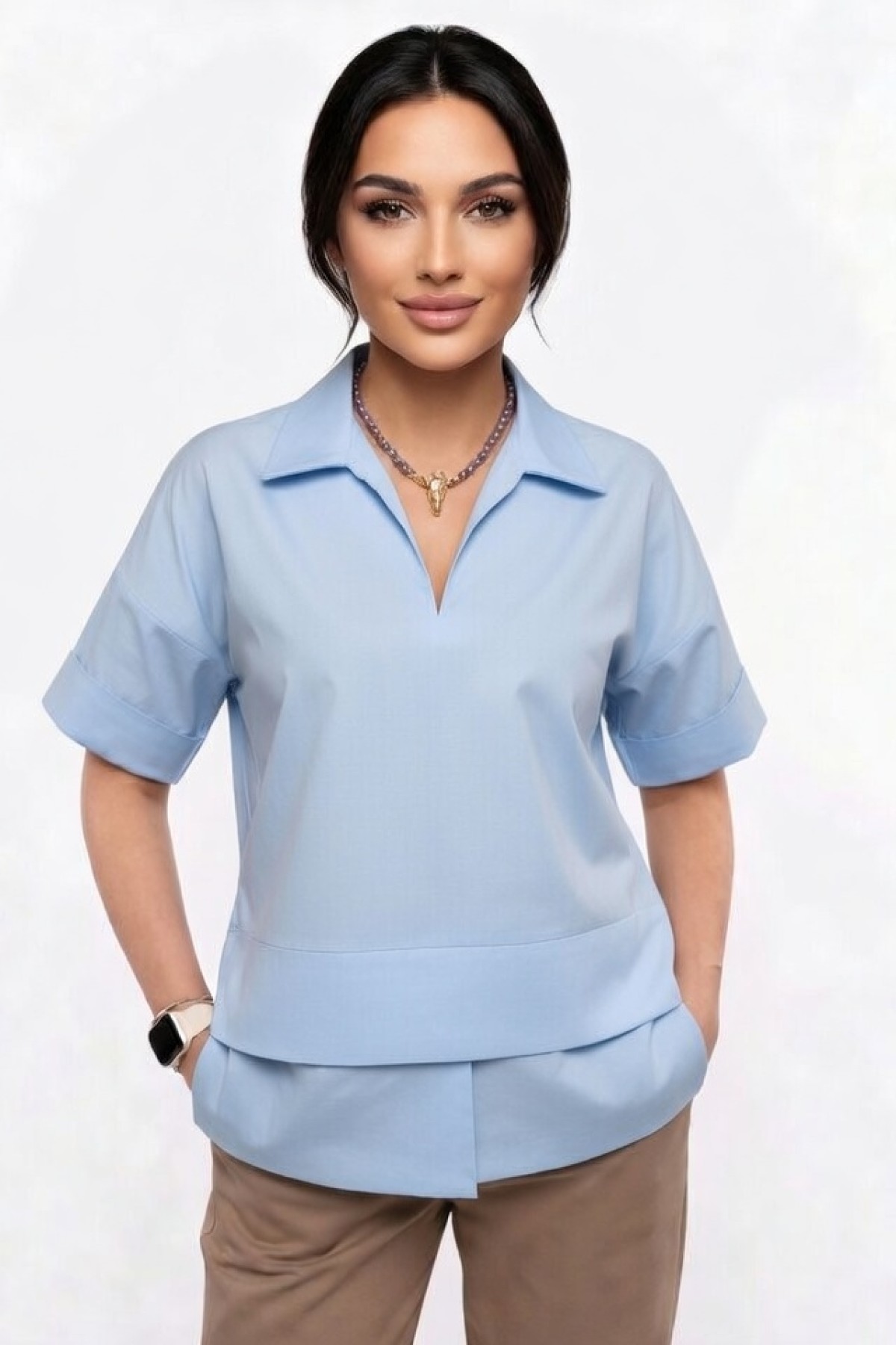 Κοντομάνικη μπλούζα με γιακά. Για total look συνδύασε την με το παντελόνι από την ίδια συλλογή.