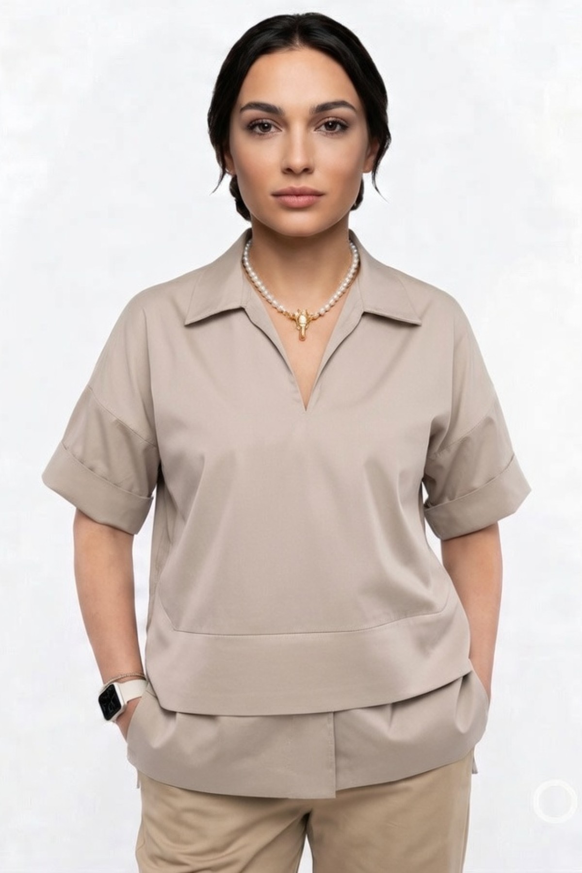 Κοντομάνικη μπλούζα με γιακά. Για total look συνδύασε την με το παντελόνι από την ίδια συλλογή.