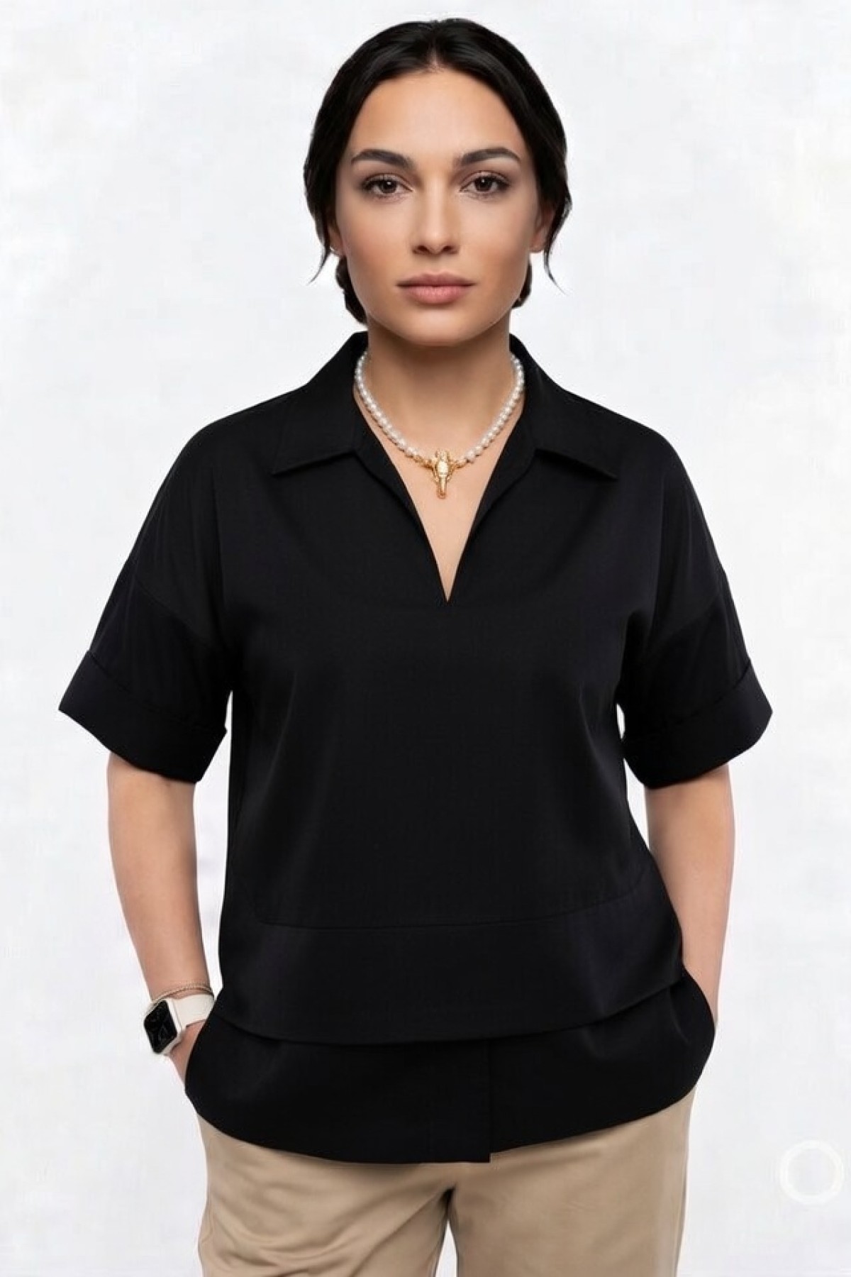 Κοντομάνικη μπλούζα με γιακά. Για total look συνδύασε την με το παντελόνι από την ίδια συλλογή.