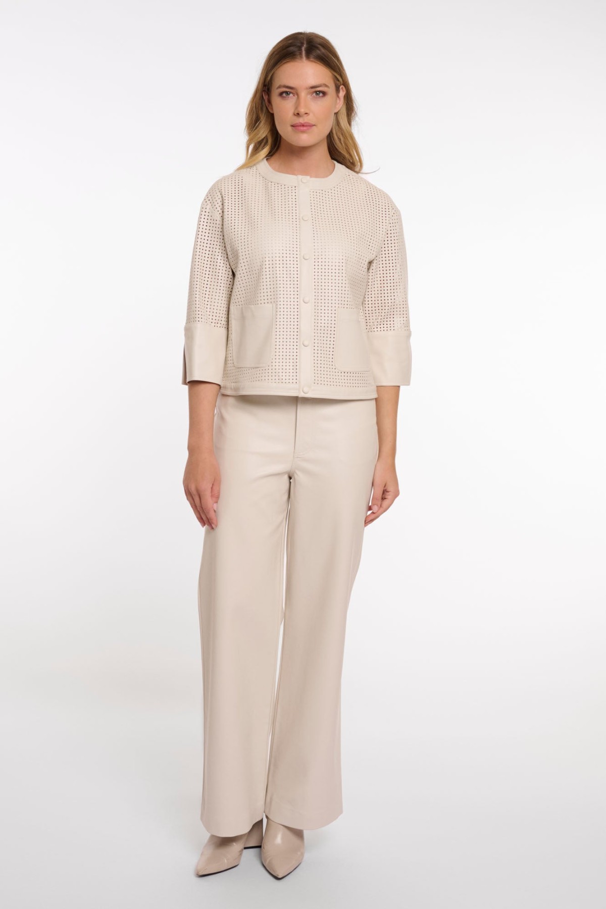 Εco-leather jacket σε τρείς αποχρώσεις, εκρού, μπεζ και μαύρο.