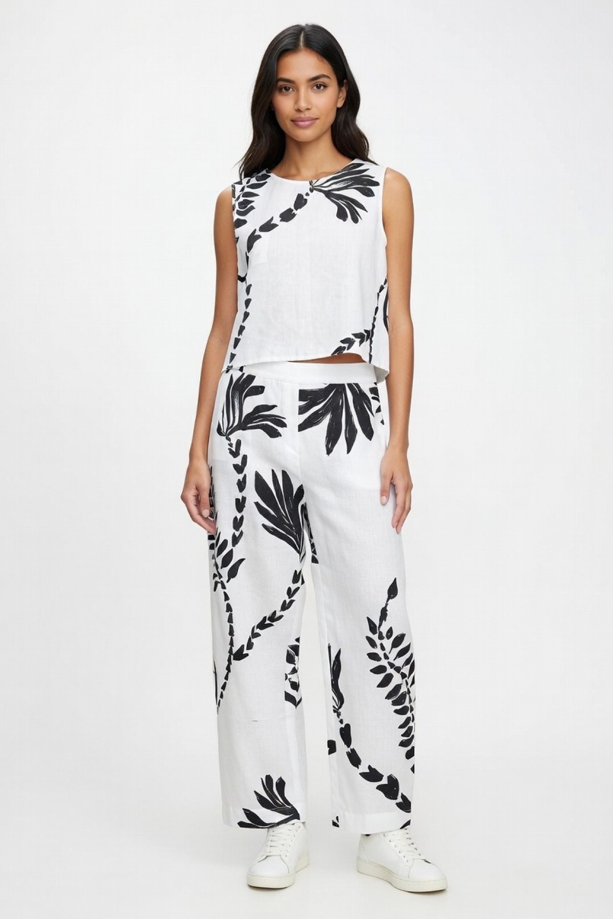 Χαλαρό παντελόνι με μαύρα μοτίβο, συνδύασε το με το τοπ από την ίδια συλλογή