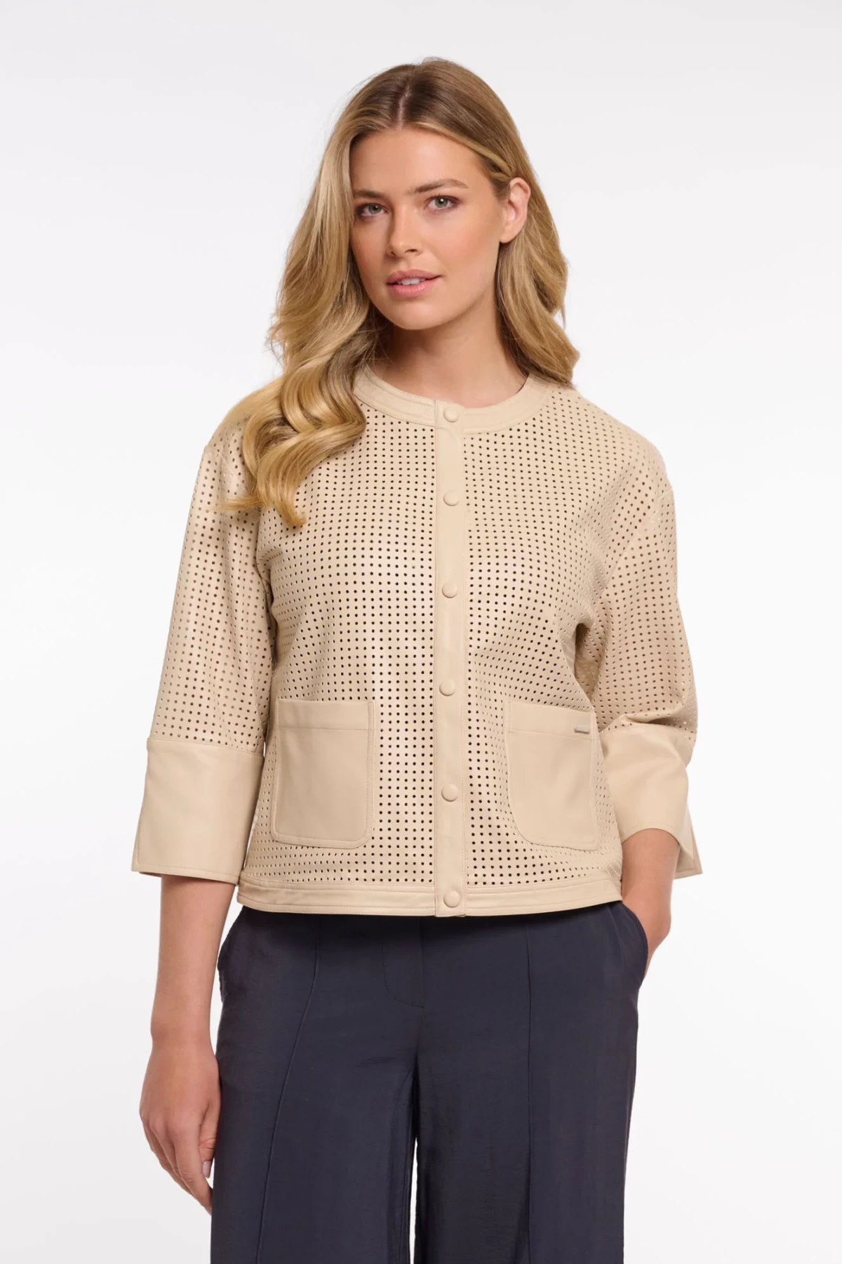 Εco-leather jacket σε τρείς αποχρώσεις, εκρού, μπεζ και μαύρο.