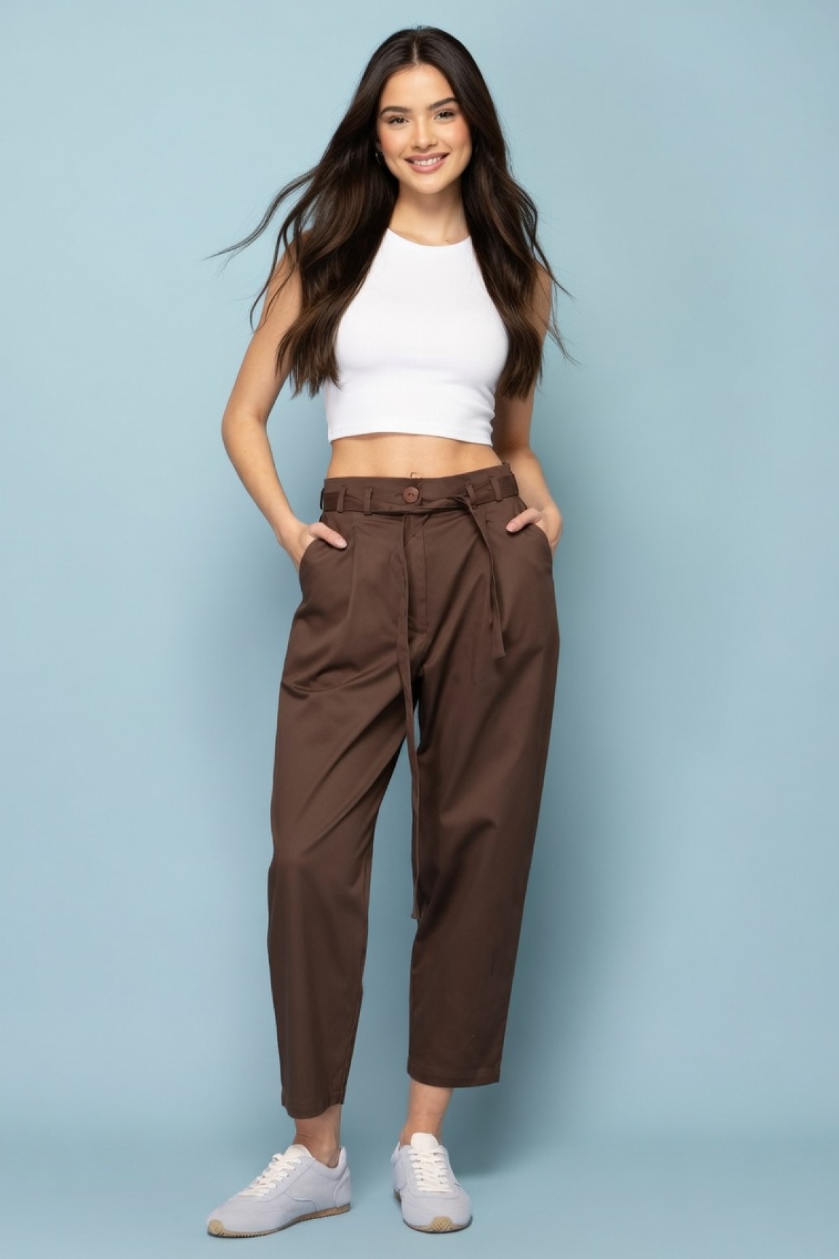 ψηλόμεσο καφέ παντελόνι carrot fit με  αποσπώμενη ζώνη από το ίδιο ύφασμα