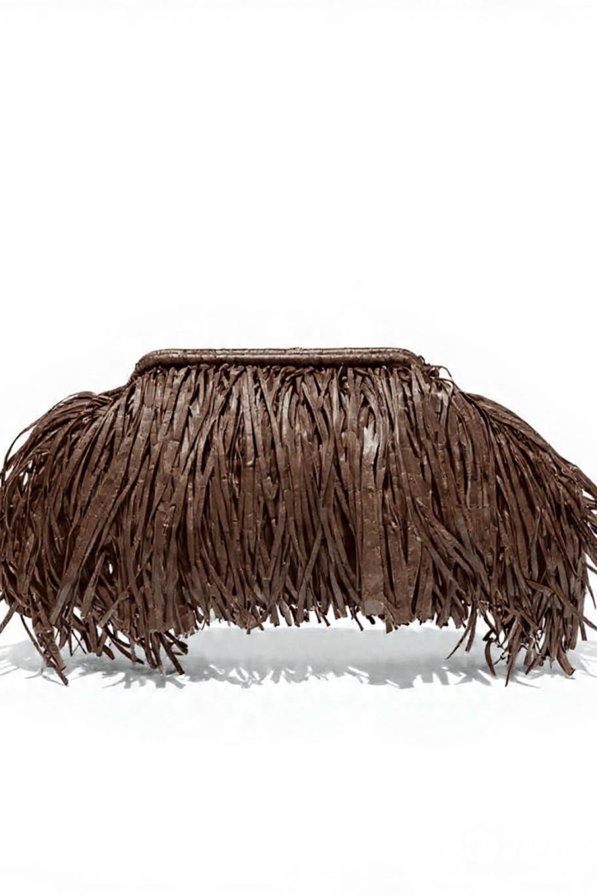 Πλεκτό Clutch από ψάθα (Raffia Style)  καλυμμένο με μακριά κρόσσια μπροστά στην ίδια απόχρωση.