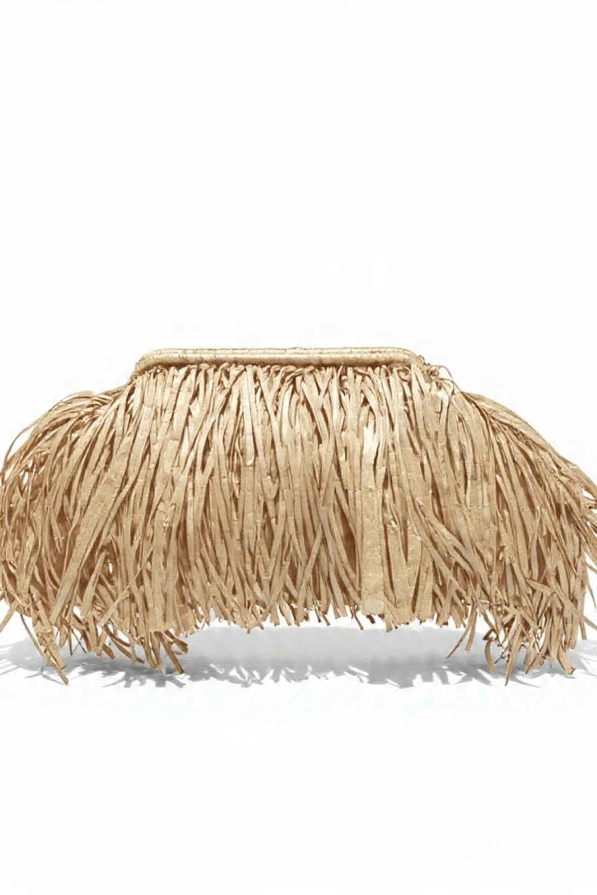 Πλεκτό Clutch από ψάθα (Raffia Style)  καλυμμένο με μακριά κρόσσια μπροστά στην ίδια απόχρωση.