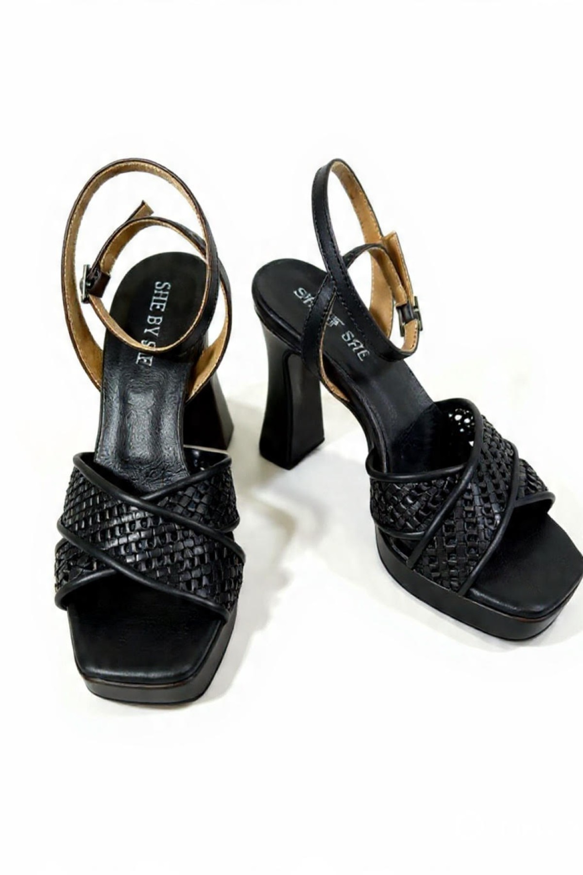 Πέδιλα με χοντρό τακούνι ,συνδυασμός δέρματος και raffia υψηλής ποιότητας.