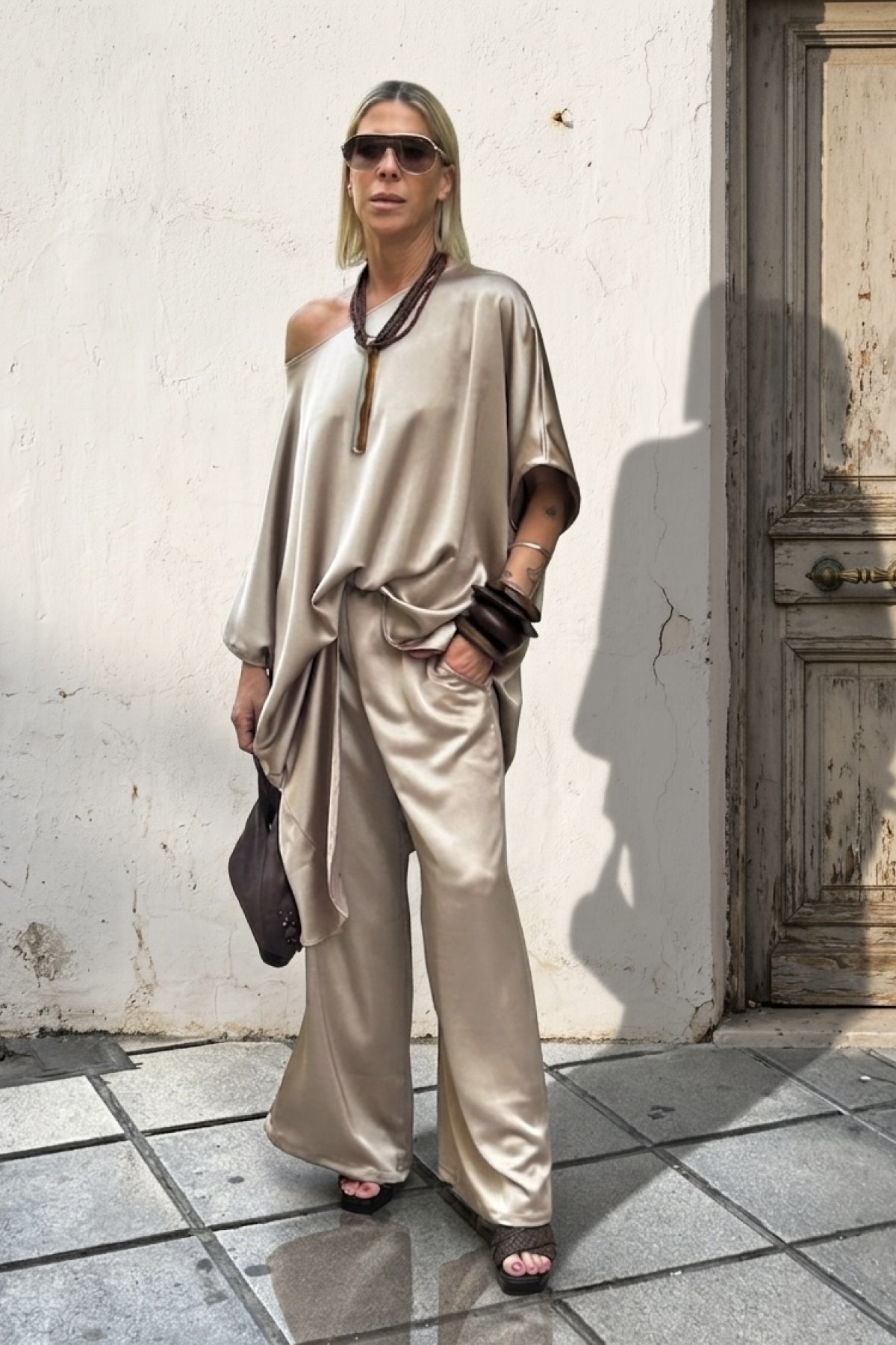 Μακριά σατεν ασύμμετρη μπλούζα. Για total look συνδύασε την με την παντελόνα από την ίδια συλλογή.