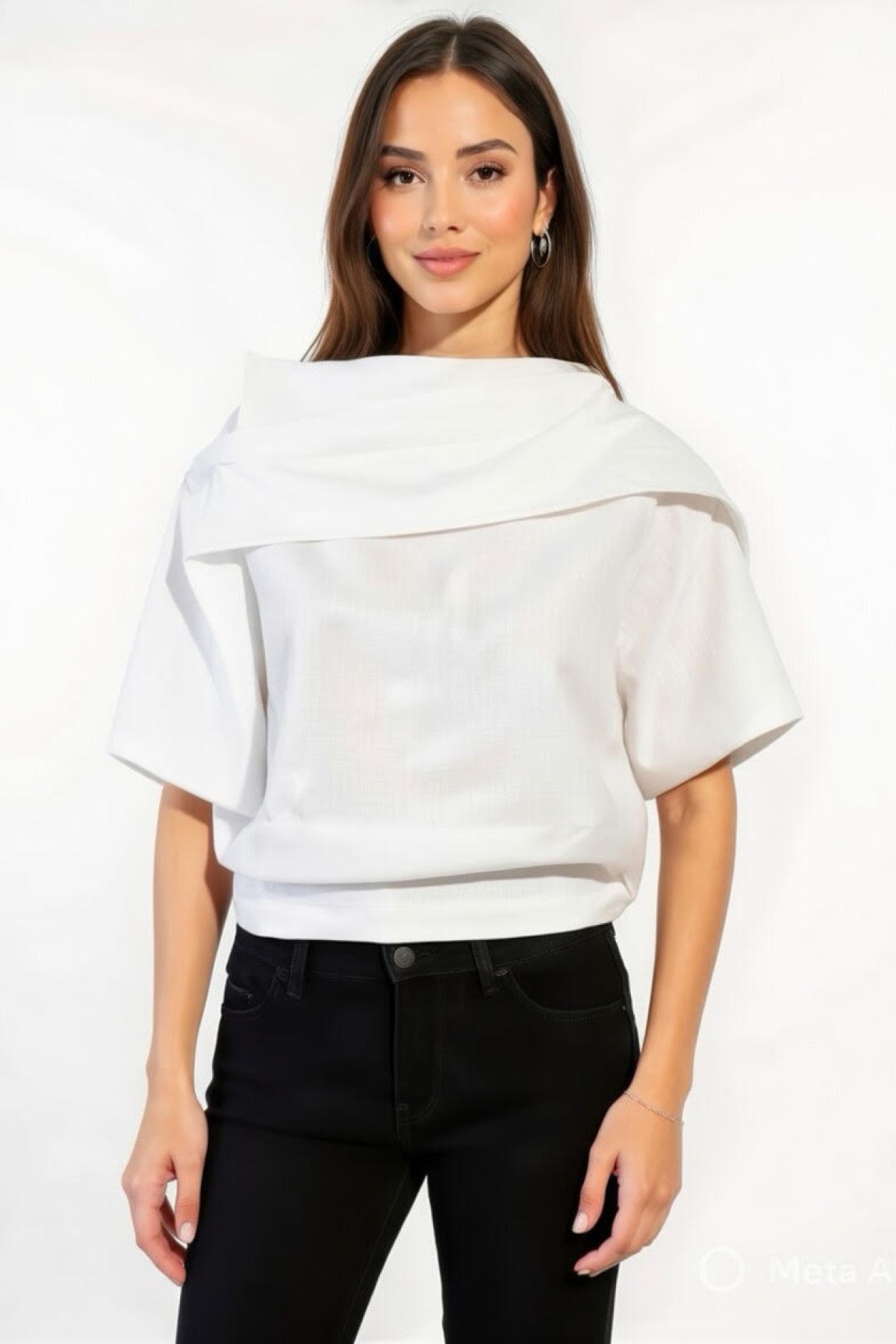 Κομψή μπλούζα σε φαρδιά γραμμή και ιδιαίτερο ντραπέ γιακά που δίνει μοντέρνο και εκλεπτυσμένο ύφος.