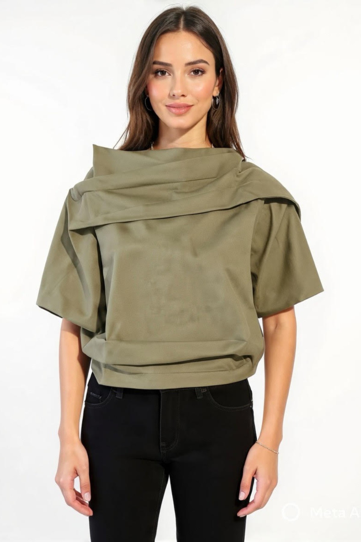 Κομψή μπλούζα σε φαρδιά γραμμή και ιδιαίτερο ντραπέ γιακά που δίνει μοντέρνο και εκλεπτυσμένο ύφος.