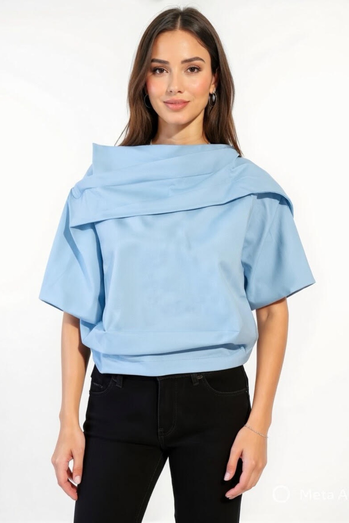 Κομψή μπλούζα σε φαρδιά γραμμή και ιδιαίτερο ντραπέ γιακά που δίνει μοντέρνο και εκλεπτυσμένο ύφος.