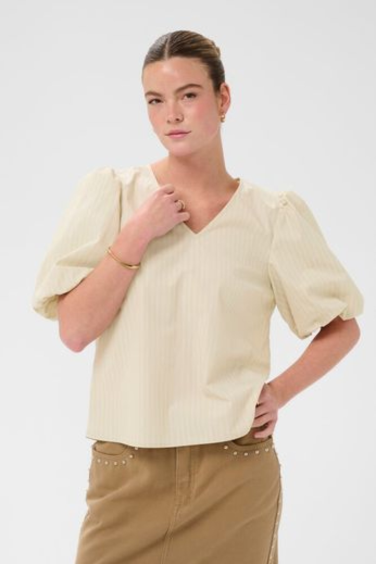 Blouse with V-neck and puff sleeves