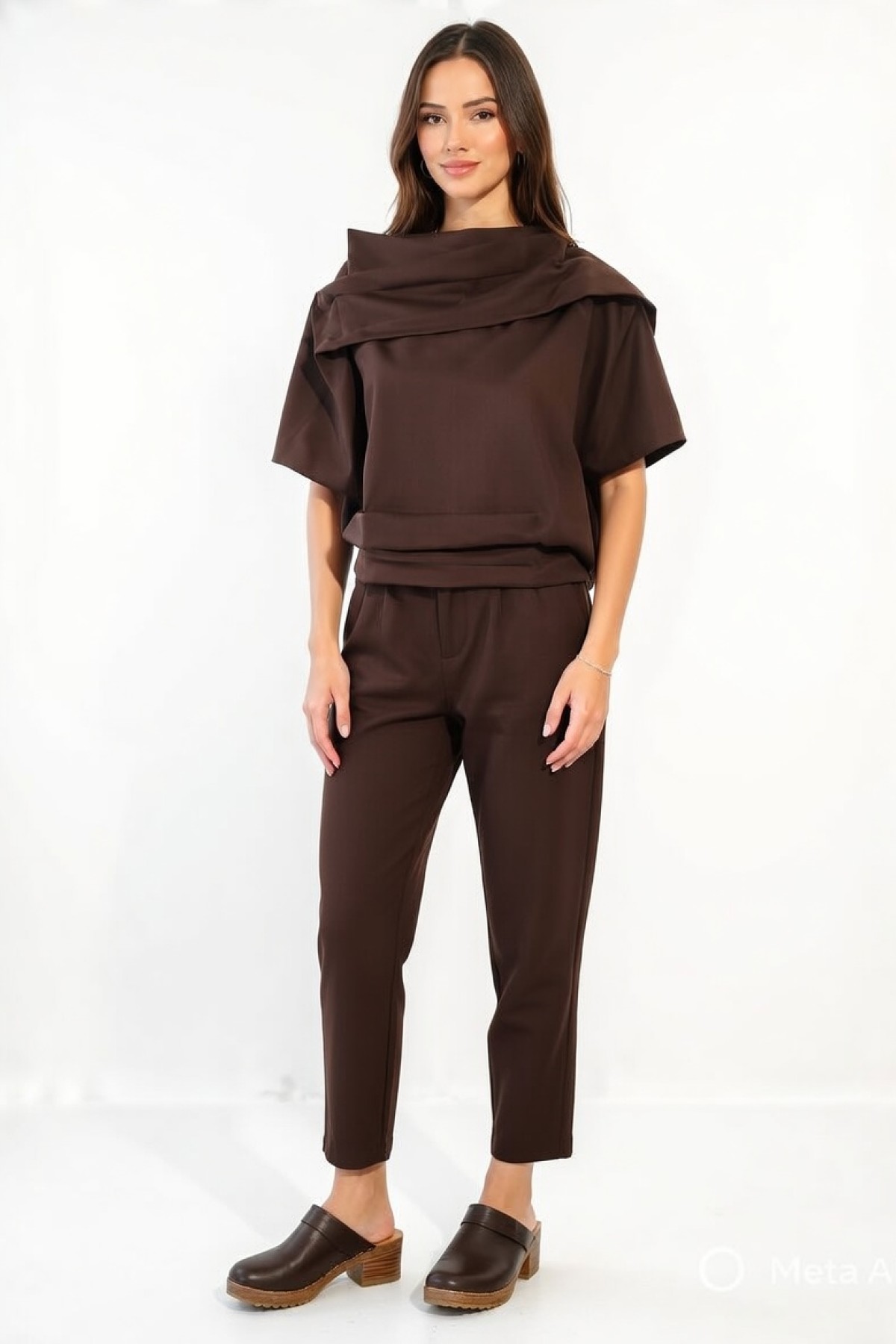 Κομψή μπλούζα σε φαρδιά γραμμή και ιδιαίτερο ντραπέ γιακά που δίνει μοντέρνο και εκλεπτυσμένο ύφος.