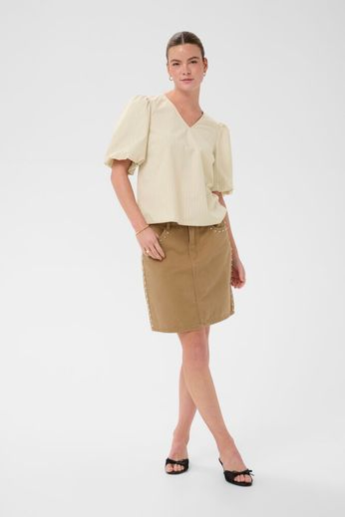 Blouse with V-neck and puff sleeves