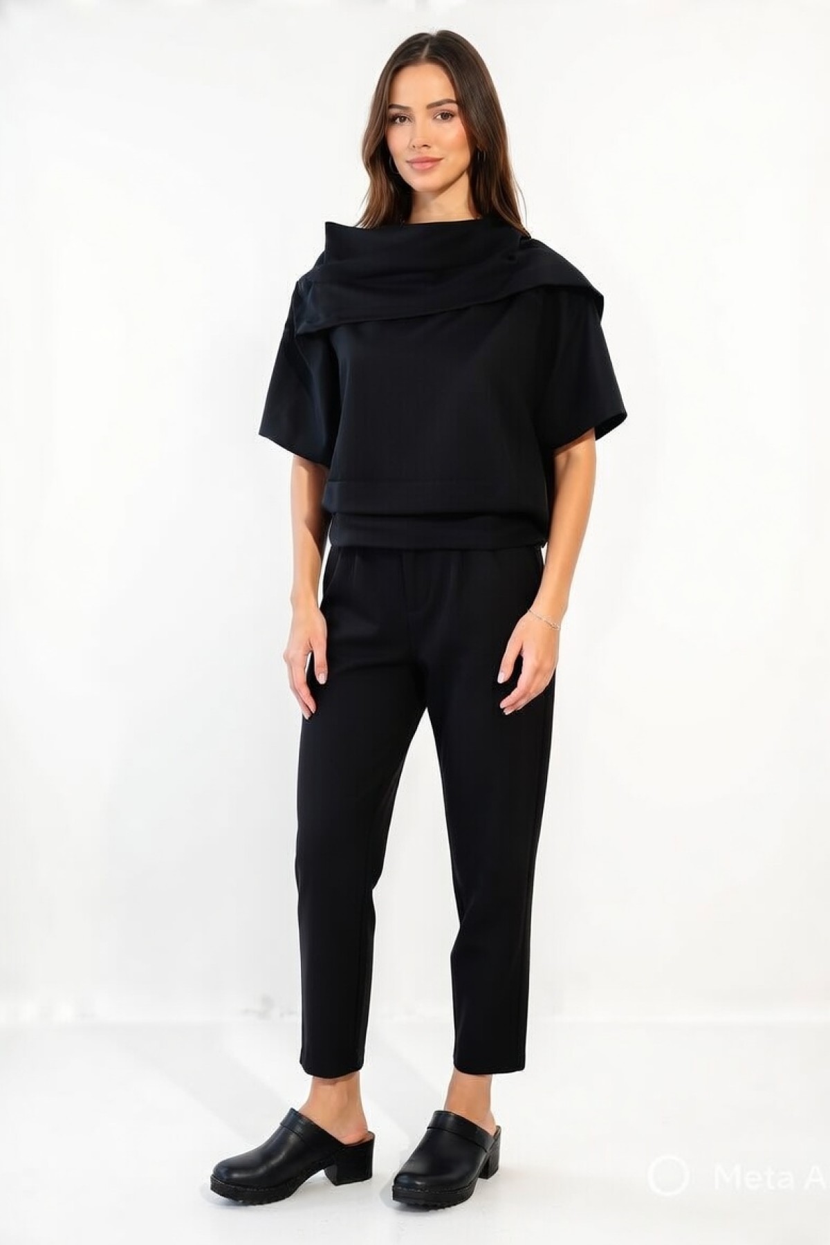 Κομψή μπλούζα σε φαρδιά γραμμή και ιδιαίτερο ντραπέ γιακά που δίνει μοντέρνο και εκλεπτυσμένο ύφος.