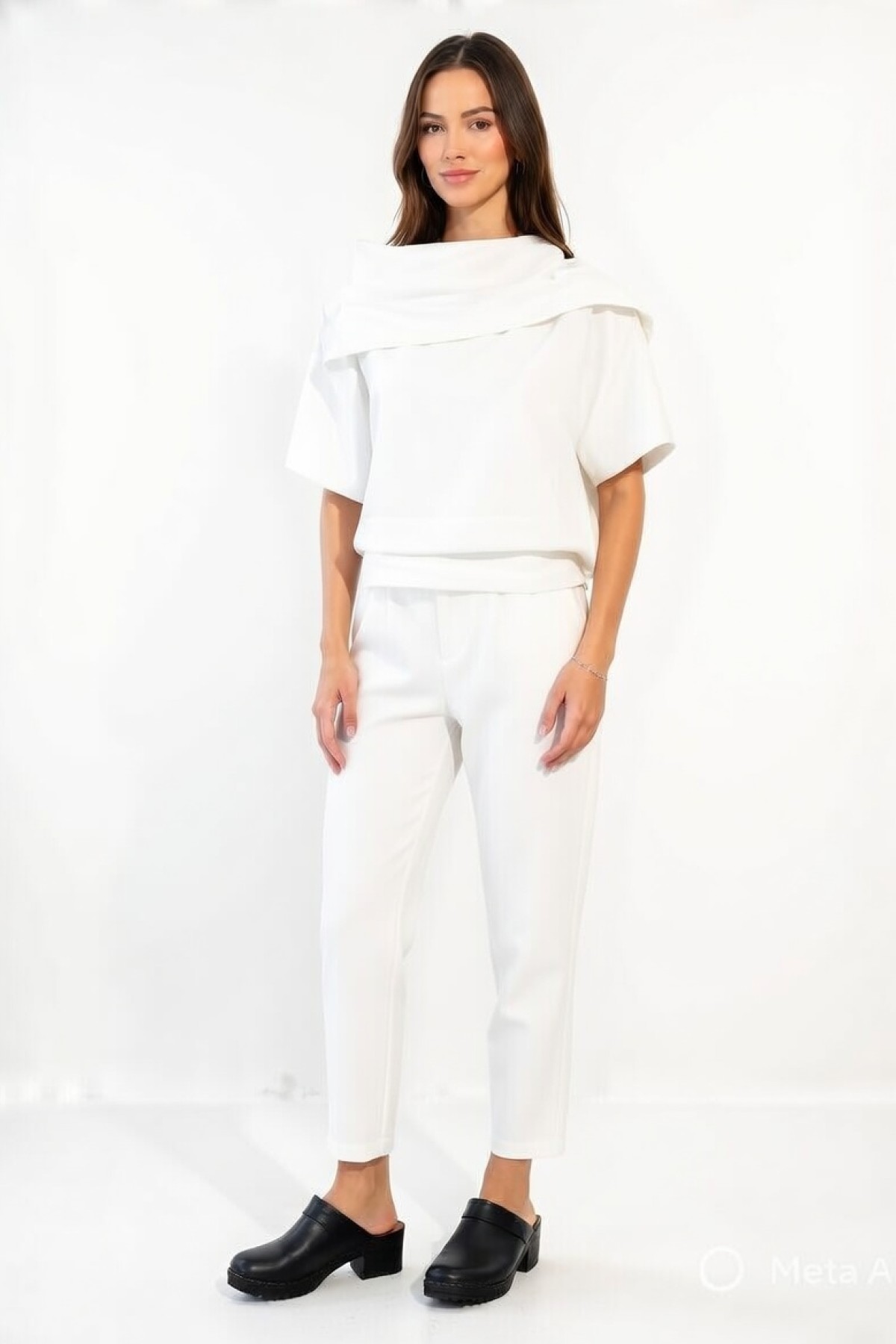 Κομψή μπλούζα σε φαρδιά γραμμή και ιδιαίτερο ντραπέ γιακά που δίνει μοντέρνο και εκλεπτυσμένο ύφος.