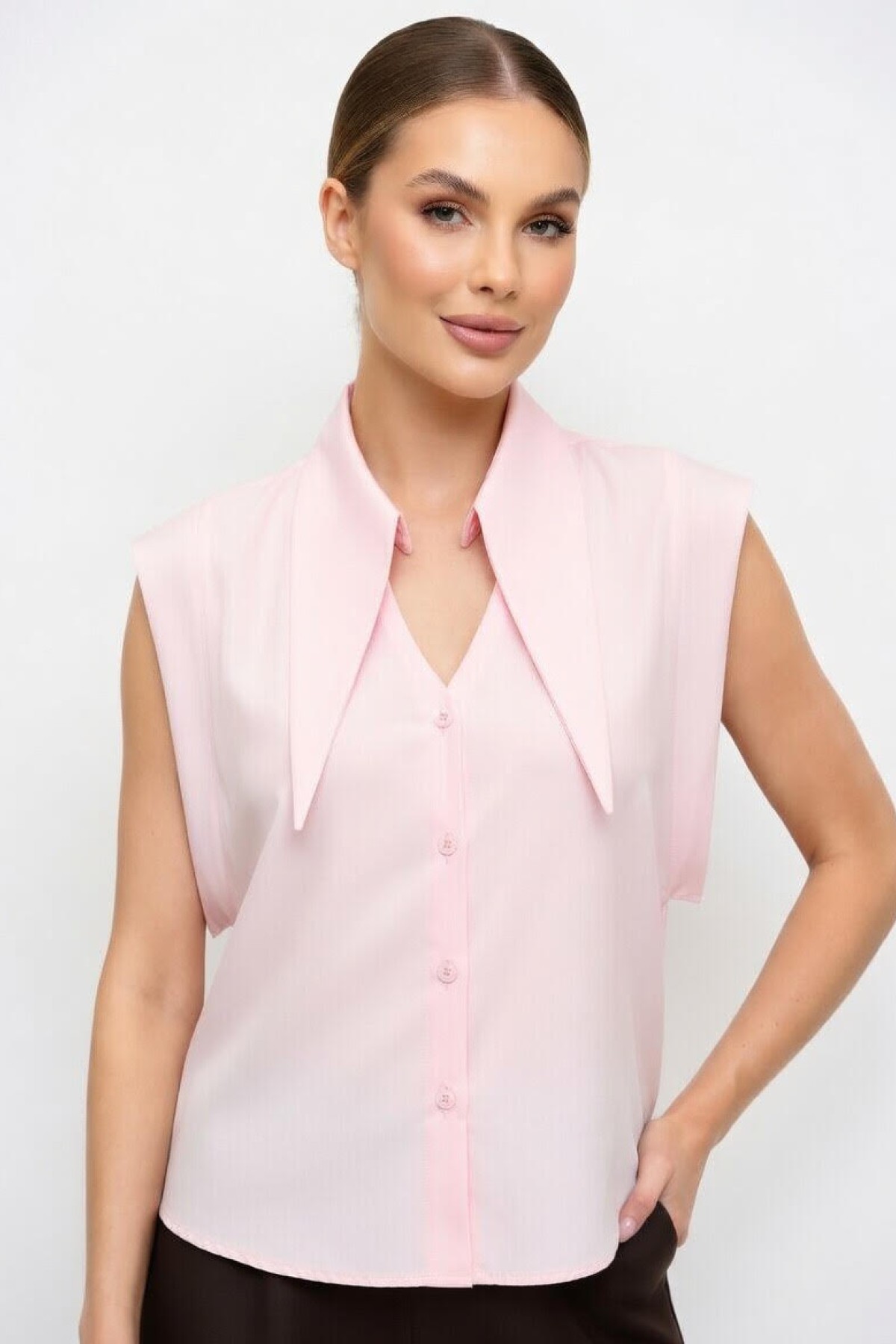 Αμάνικο πουκάμισο με εντυπωσιακό γιακά