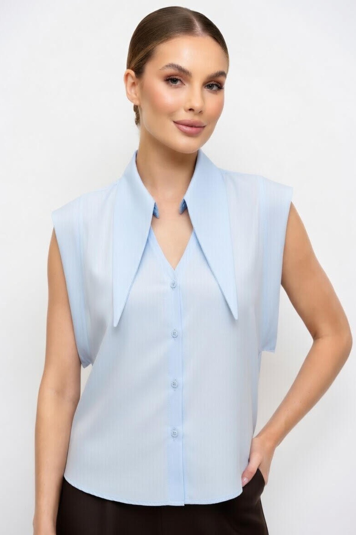 Αμάνικο πουκάμισο με εντυπωσιακό γιακά