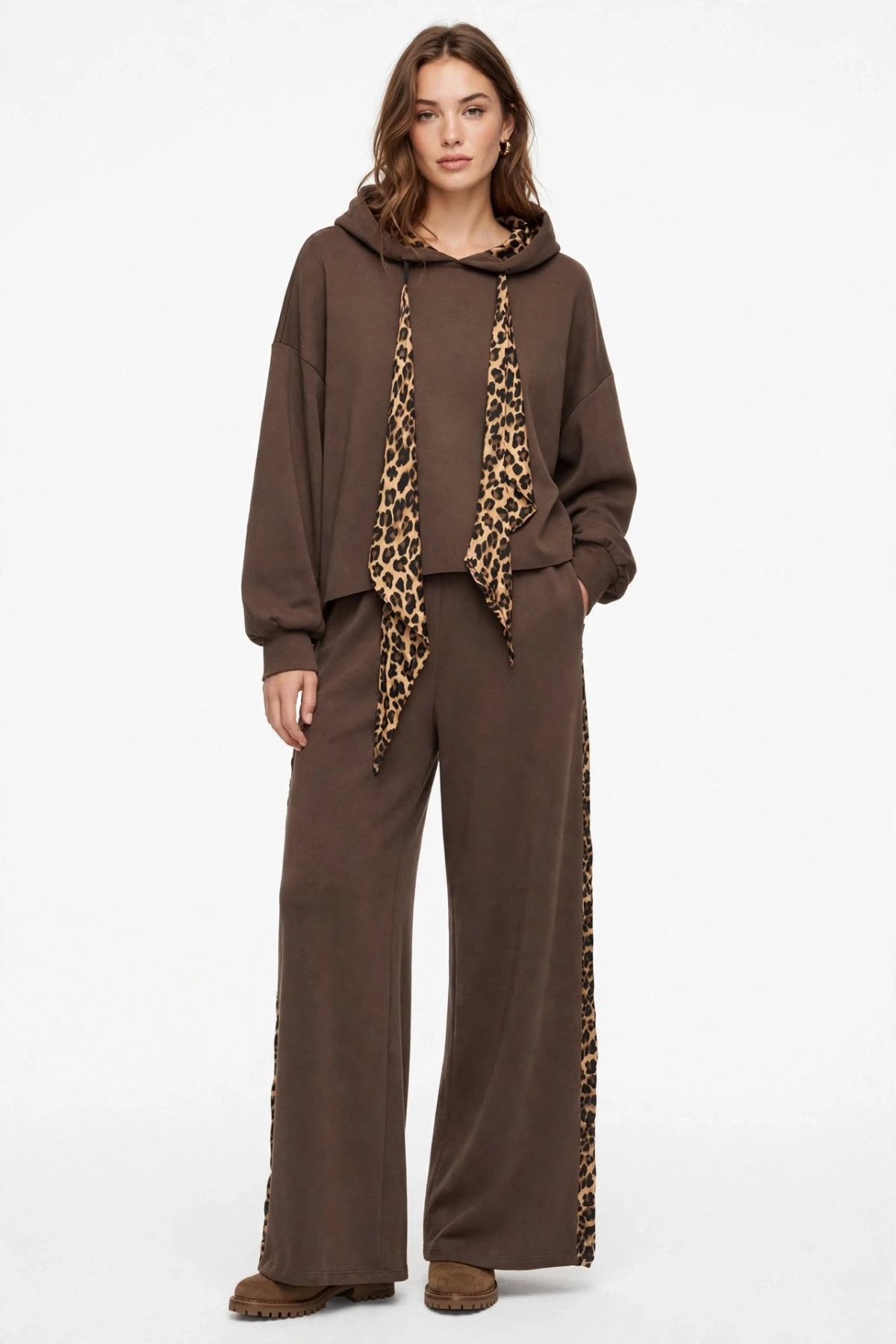 Loose pants / hoodie with elastic waist for a comfortable fit.
