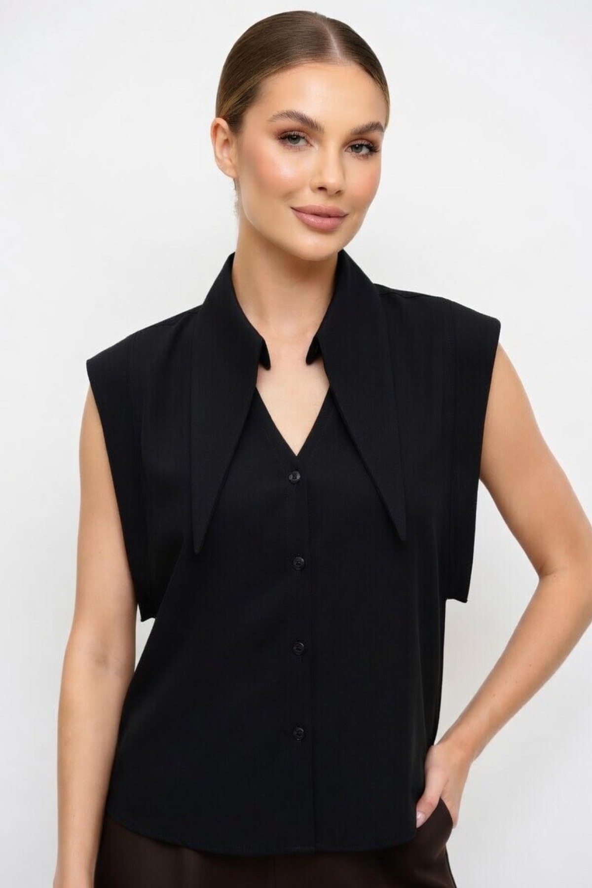 Αμάνικο πουκάμισο με εντυπωσιακό γιακά