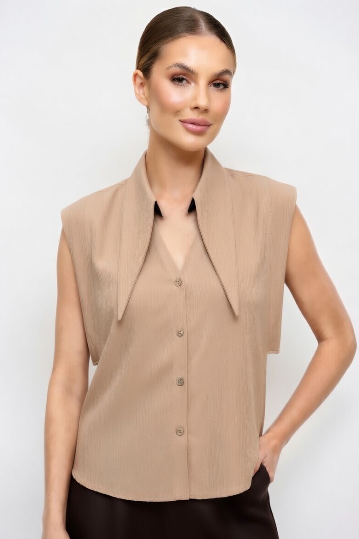 Αμάνικο πουκάμισο με εντυπωσιακό γιακά