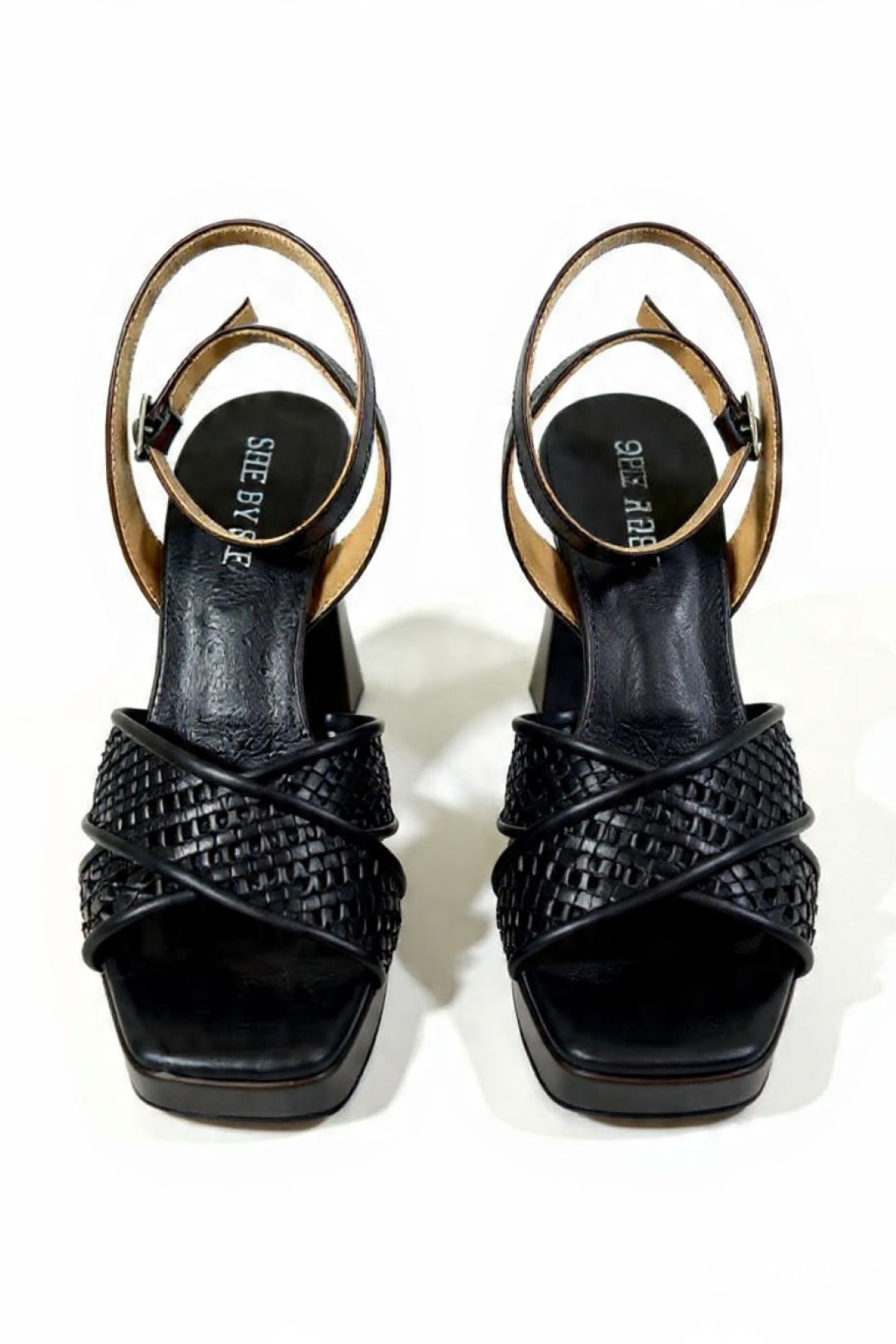 Πέδιλα με χοντρό τακούνι ,συνδυασμός δέρματος και raffia υψηλής ποιότητας.