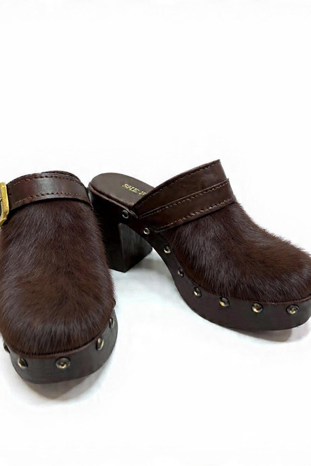 Καφέ Ponyskin glocs με μεταλλικά τρούκς.