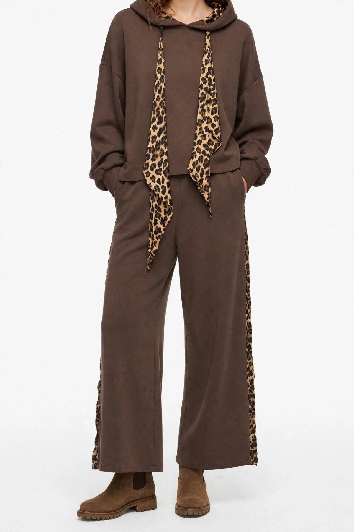 Loose pants / hoodie with elastic waist for a comfortable fit.