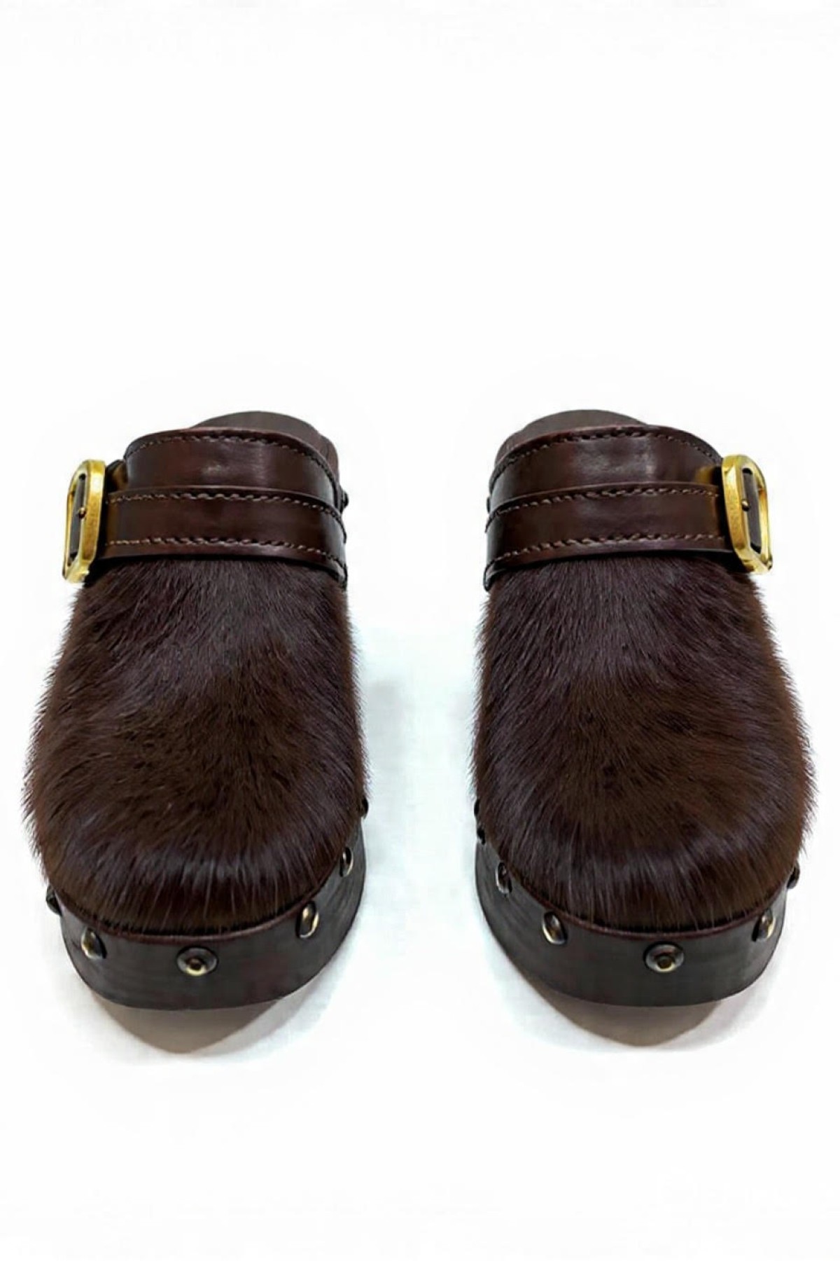 Καφέ Ponyskin glocs με μεταλλικά τρούκς.