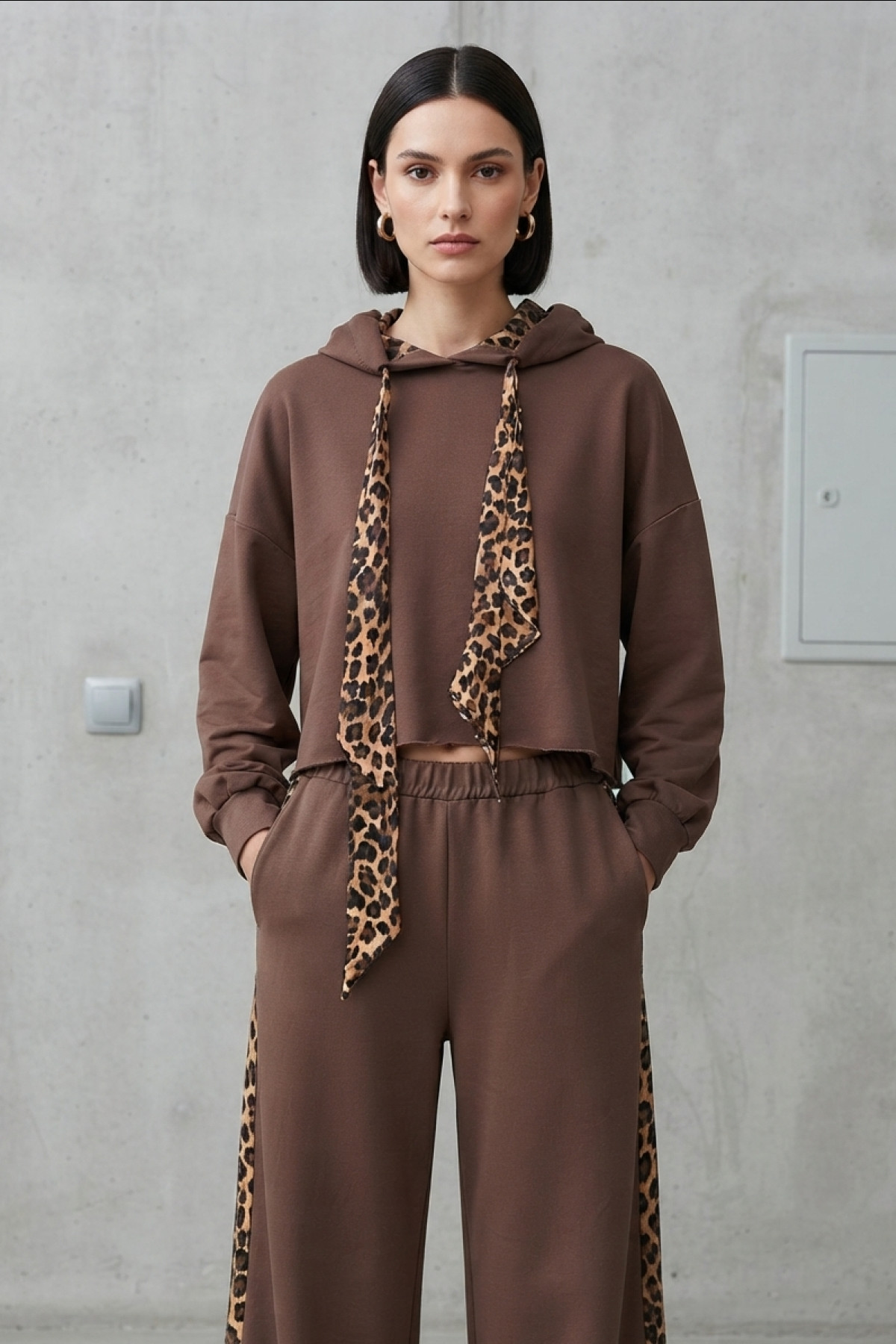 Loose pants / hoodie with elastic waist for a comfortable fit.