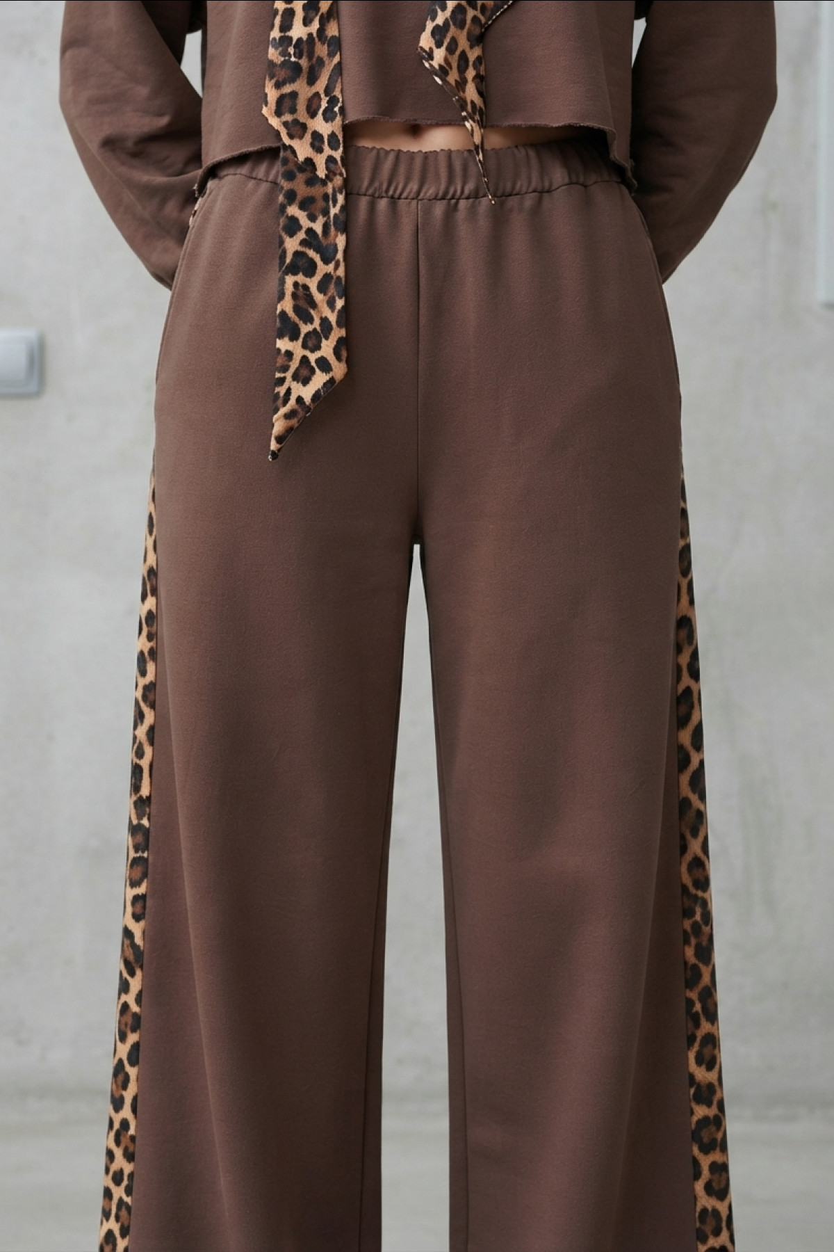 Loose pants / hoodie with elastic waist for a comfortable fit.
