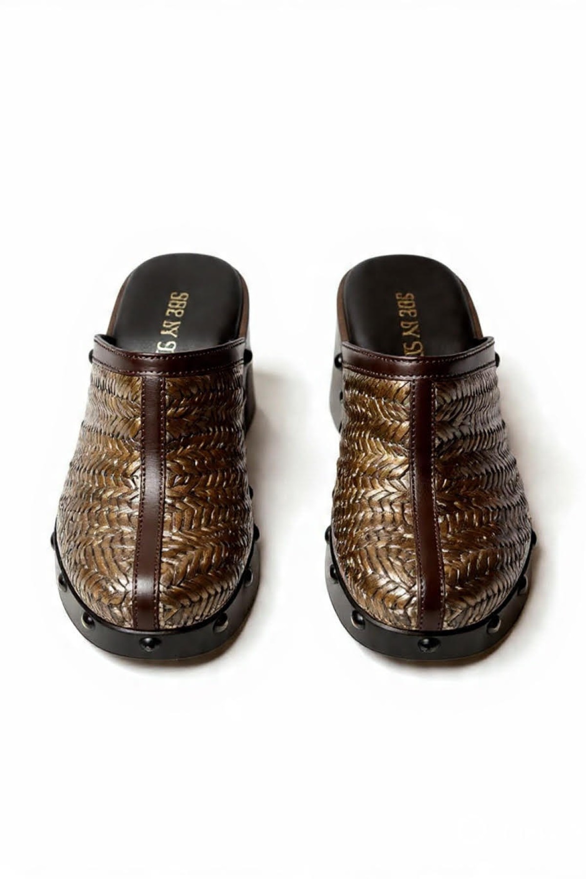 Clogs, με συνδυασμό δέρματος και raffia υψηλής ποιότητας.