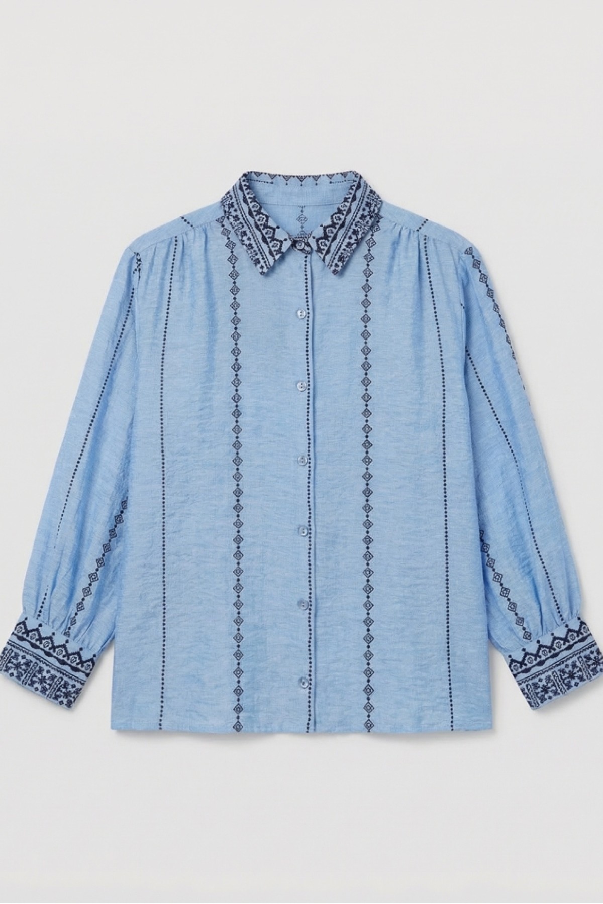 Πουκάμισο σε απαλό γαλάζιο.
