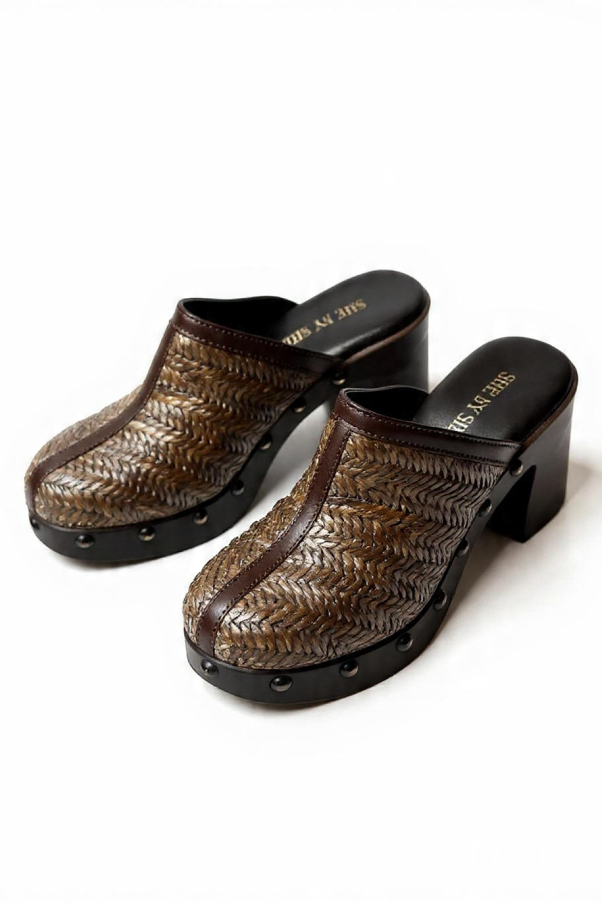 Clogs, με συνδυασμό δέρματος και raffia υψηλής ποιότητας.