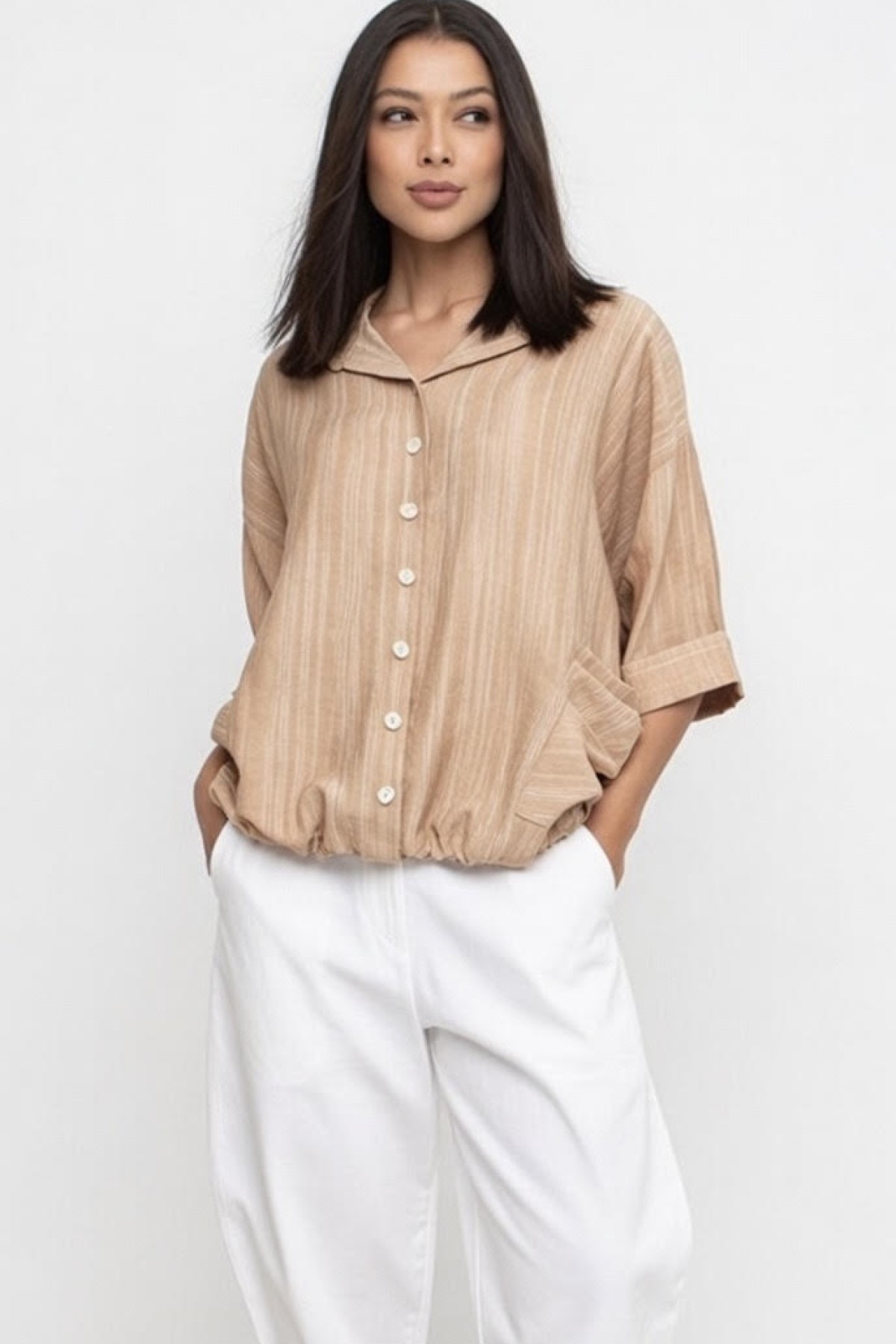 Ευκολοφόρετο loose fit κοντομάνικο πουκάμισο, σε δύο αποχρώσεις, γκρι και κάραμελ.