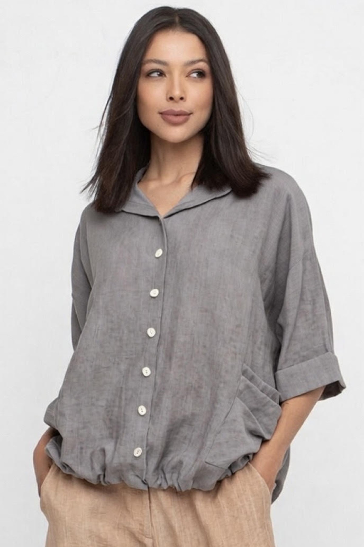 Ευκολοφόρετο loose fit κοντομάνικο πουκάμισο, σε δύο αποχρώσεις, γκρι και κάραμελ.