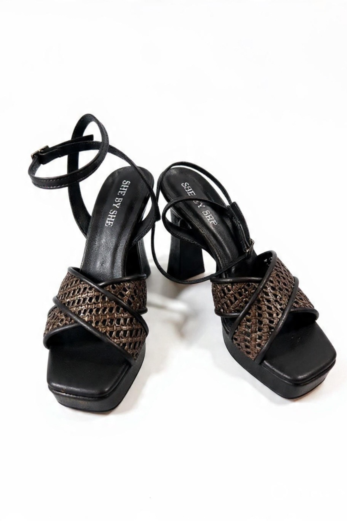 Πέδιλα με χοντρό τακούνι ,συνδυασμός δέρματος και raffia υψηλής ποιότητας.