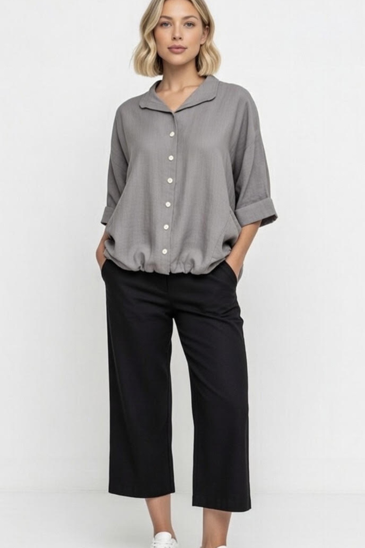 Ευκολοφόρετο loose fit κοντομάνικο πουκάμισο, σε δύο αποχρώσεις, γκρι και κάραμελ.