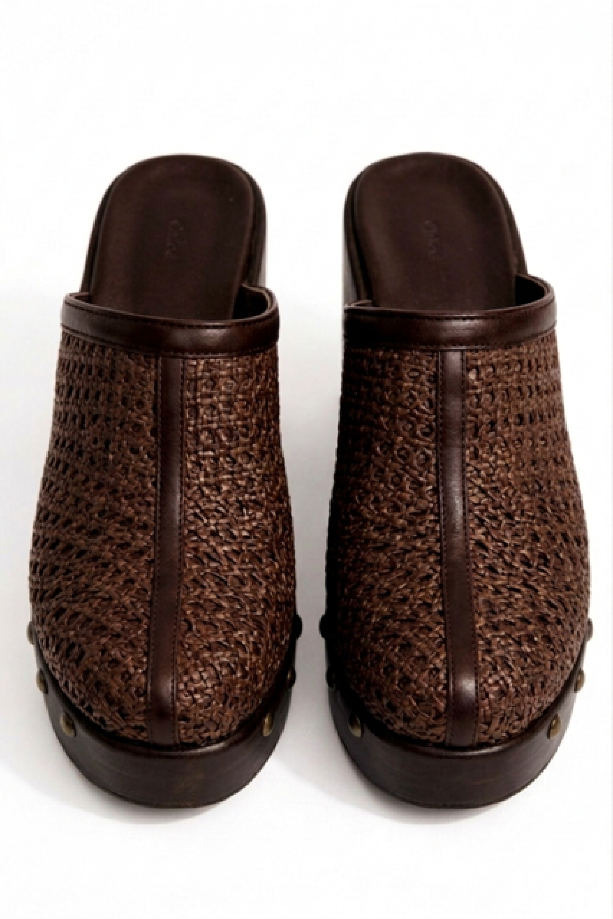 Clogs, με συνδυασμό δέρματος και raffia υψηλής ποιότητας.