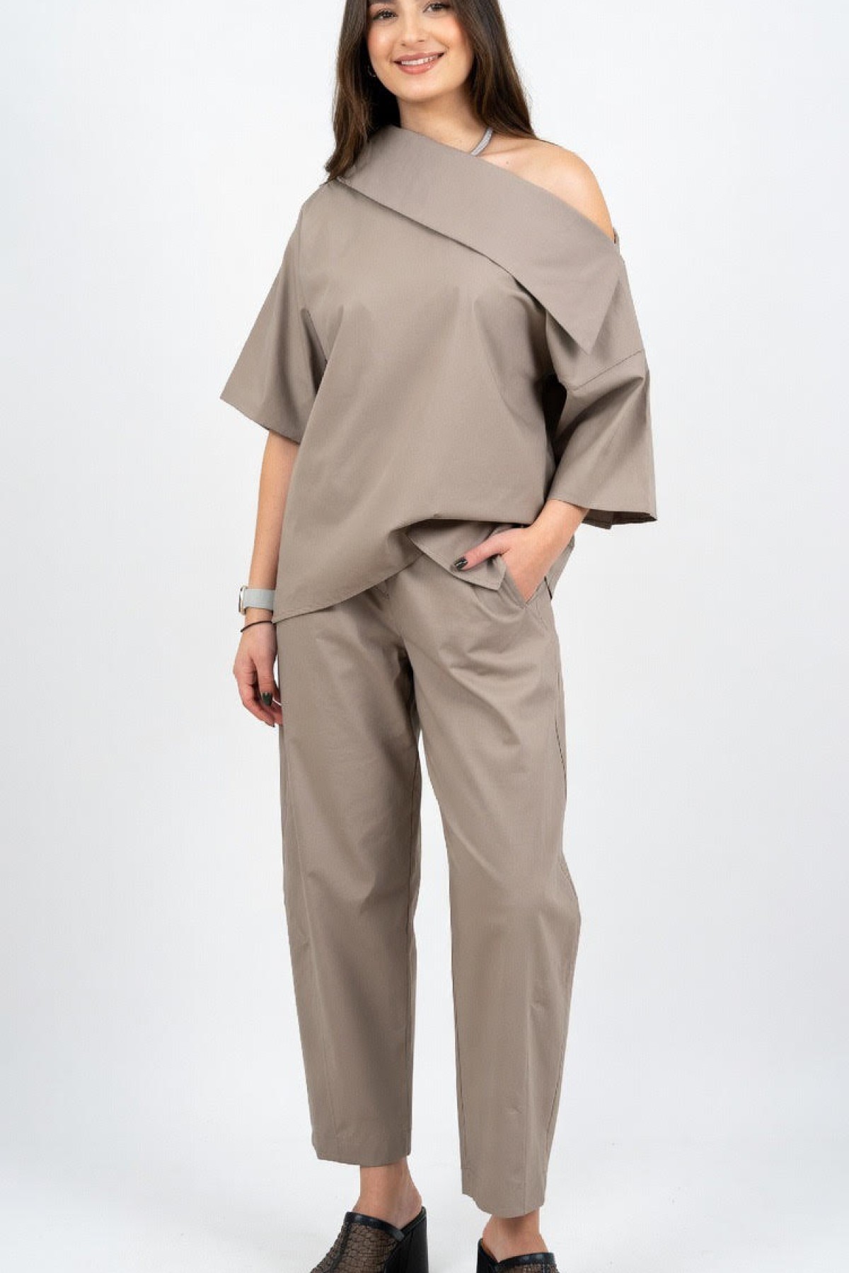 Εντυπωσιακή και άνετη μπλουζα, ξεχωρίζει για τον ιδιαίτερο ασύμμετρο, φαρδύ γιακά της