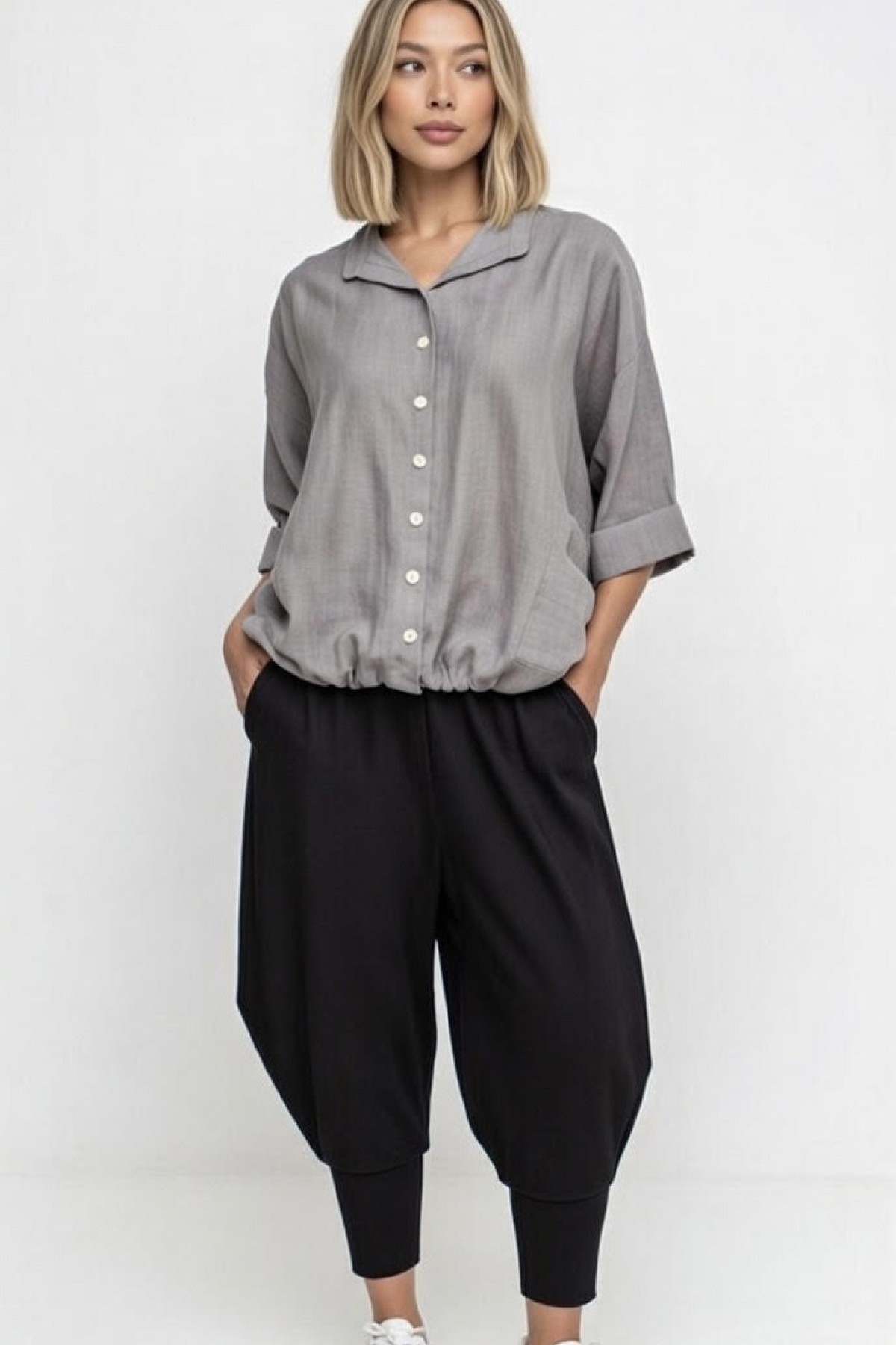 Ευκολοφόρετο loose fit κοντομάνικο πουκάμισο, σε δύο αποχρώσεις, γκρι και κάραμελ.