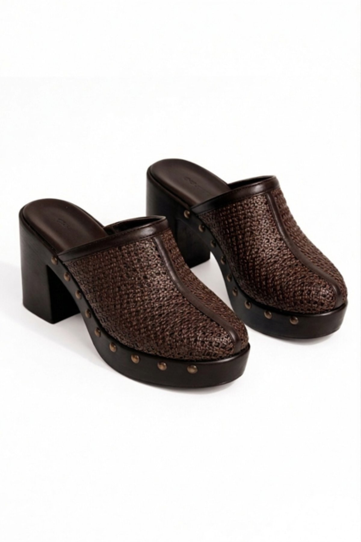 Clogs, με συνδυασμό δέρματος και raffia υψηλής ποιότητας.