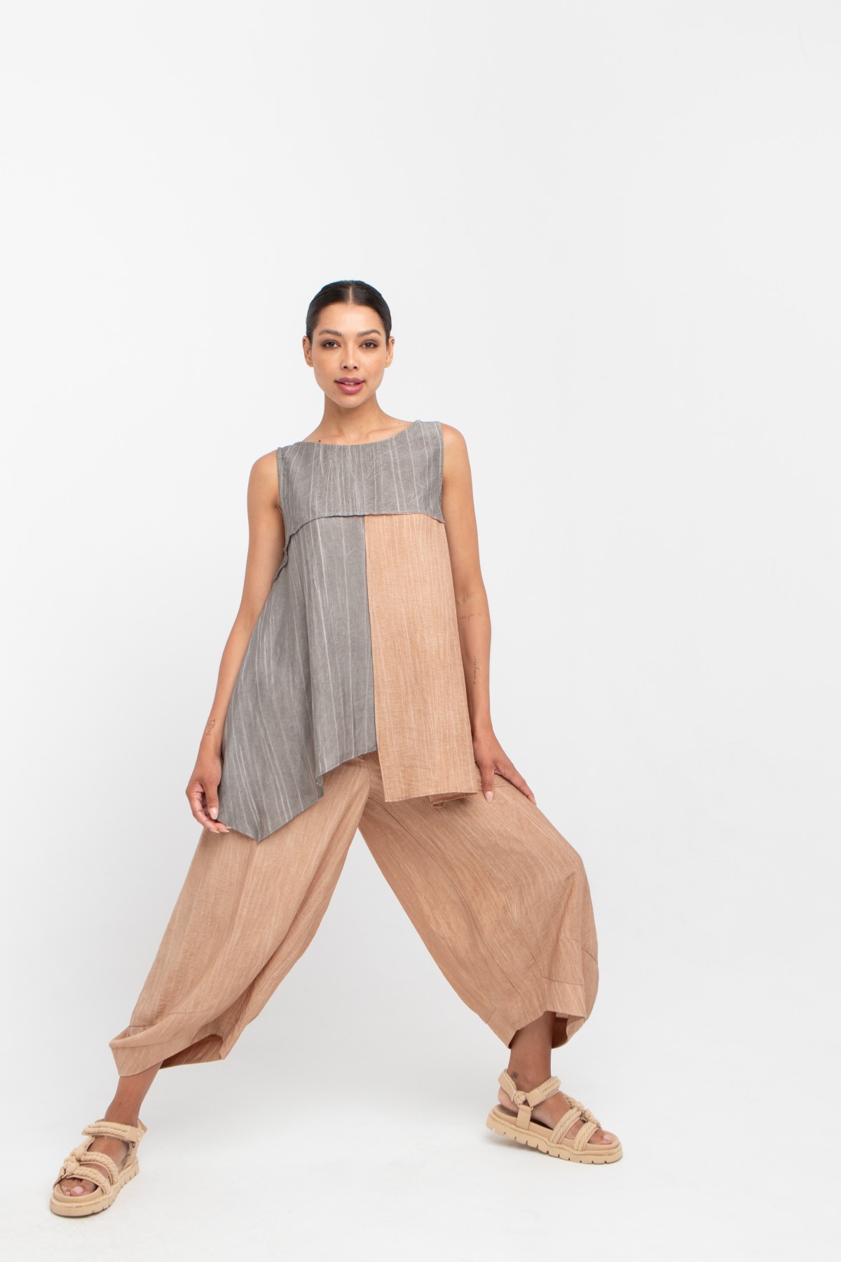 Loose - fit  / A-line  sleeveless top