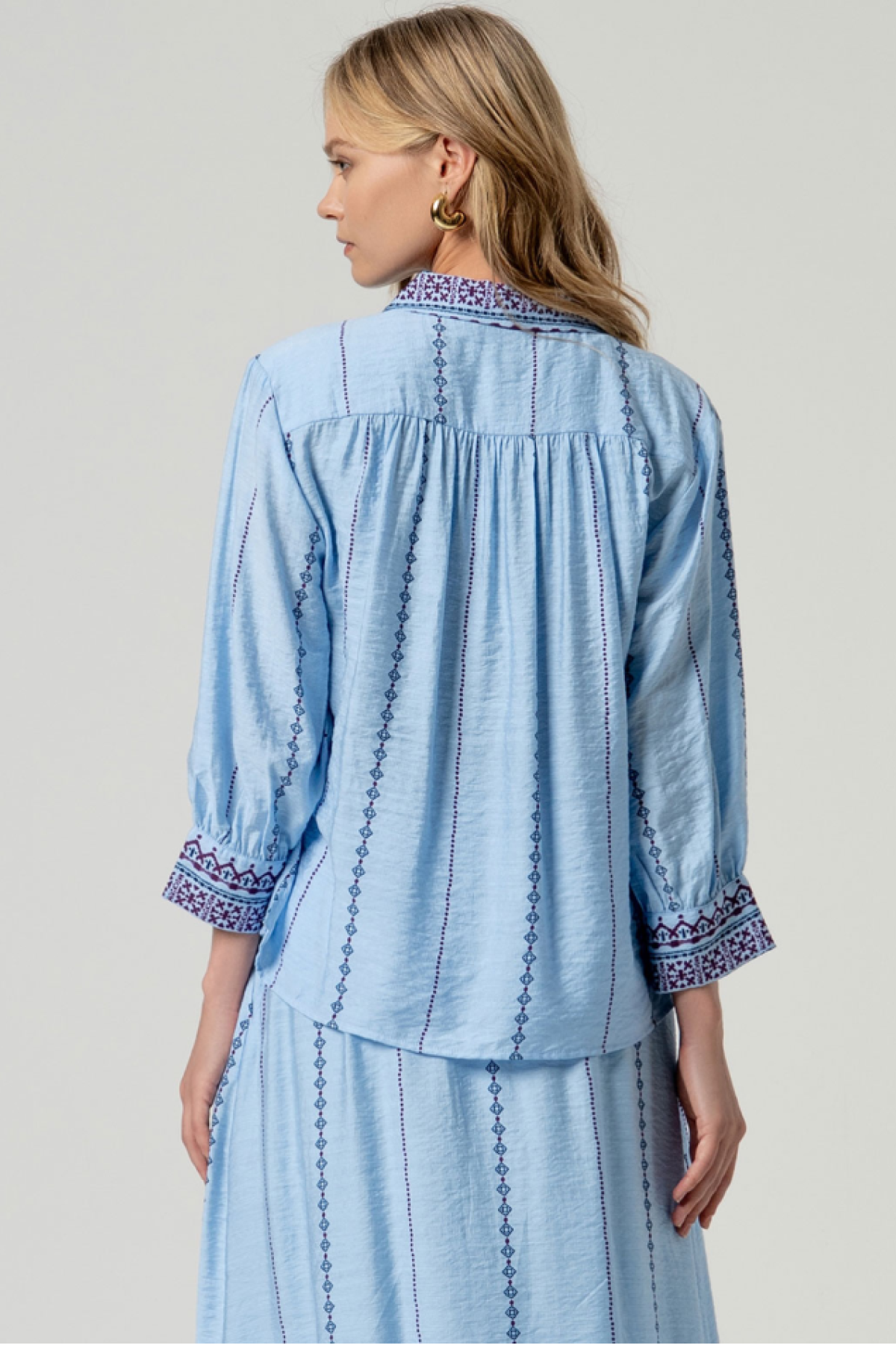 Πουκάμισο σε απαλό γαλάζιο.