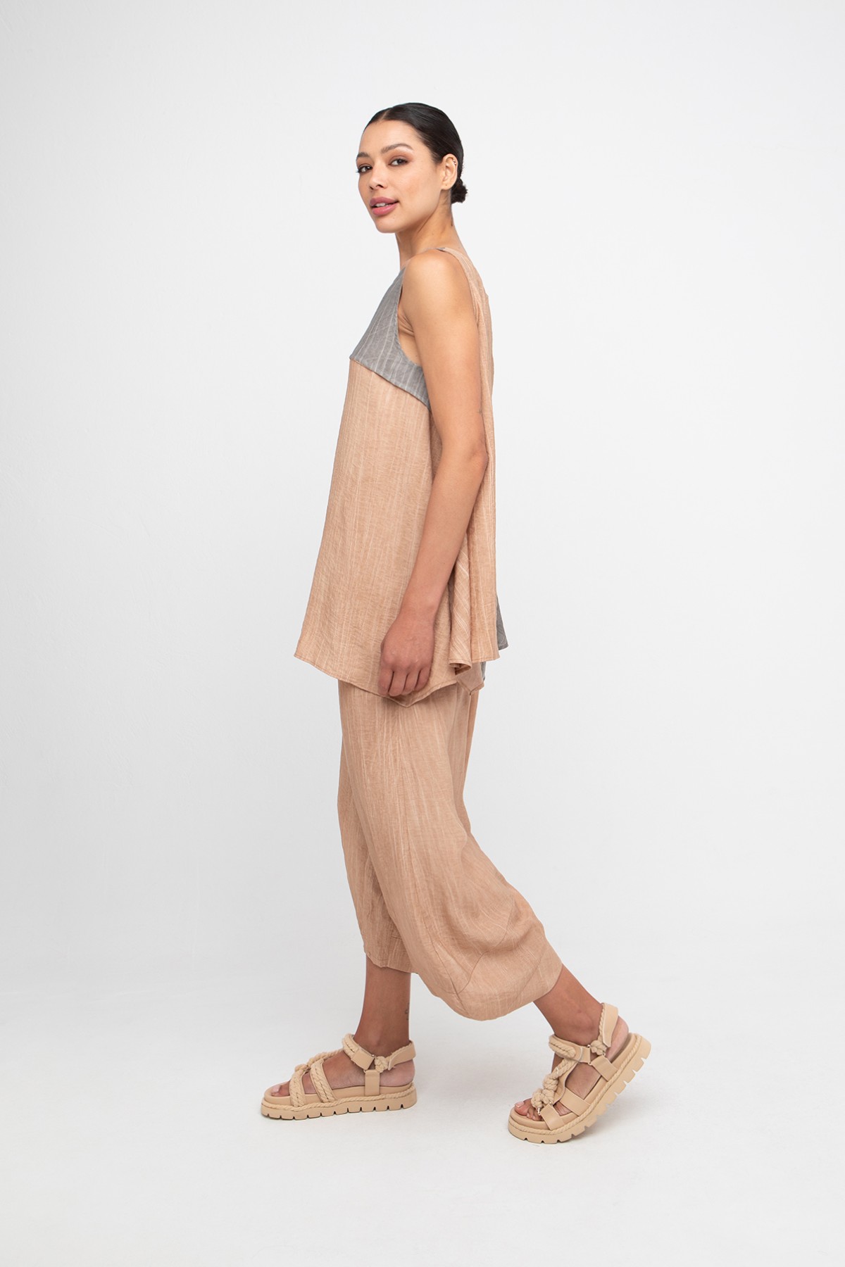 Loose - fit  / A-line  sleeveless top