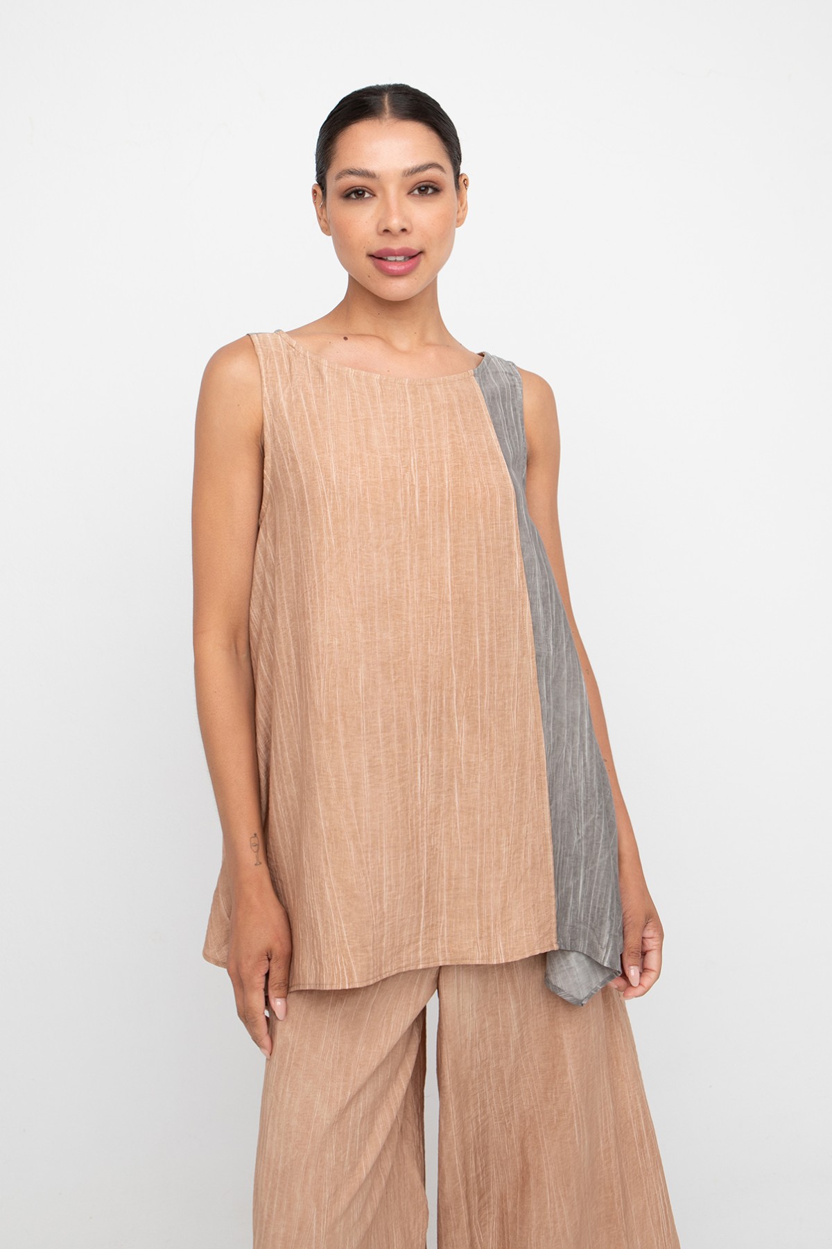 Loose - fit  / A-line  sleeveless top