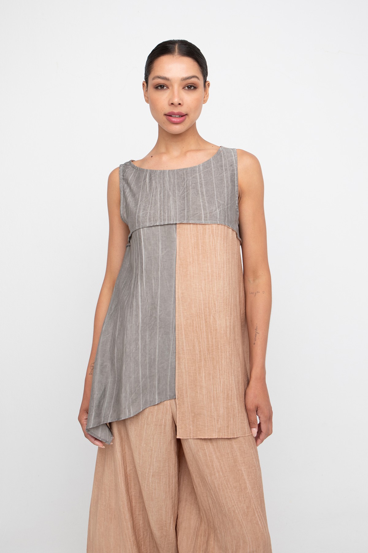 Loose - fit  / A-line  sleeveless top