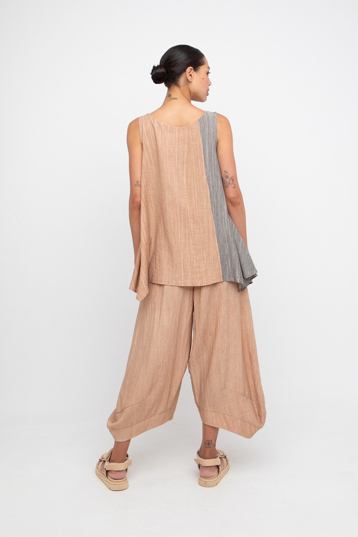 Loose - fit  / A-line  sleeveless top